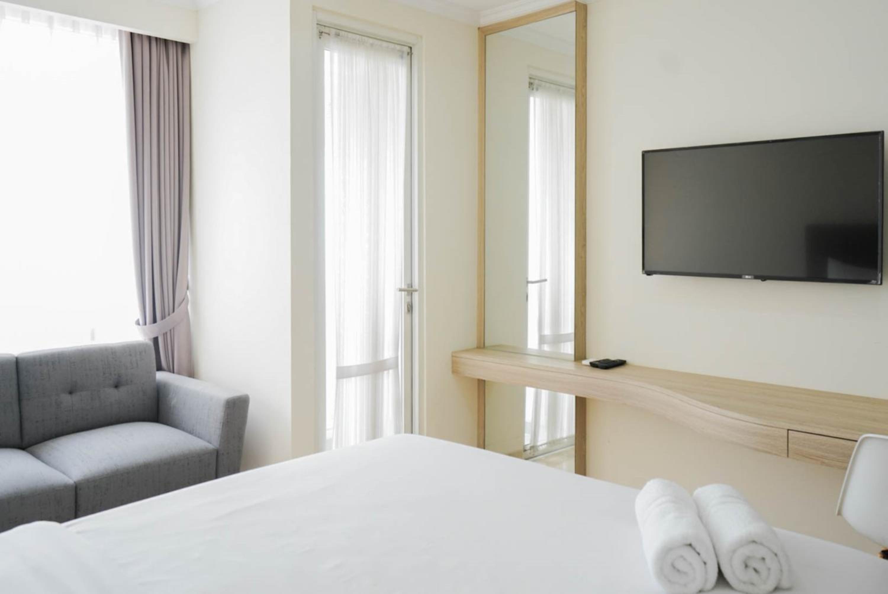 Minimalist and Homey Studio Menteng Park Apartment By Travelio view 4