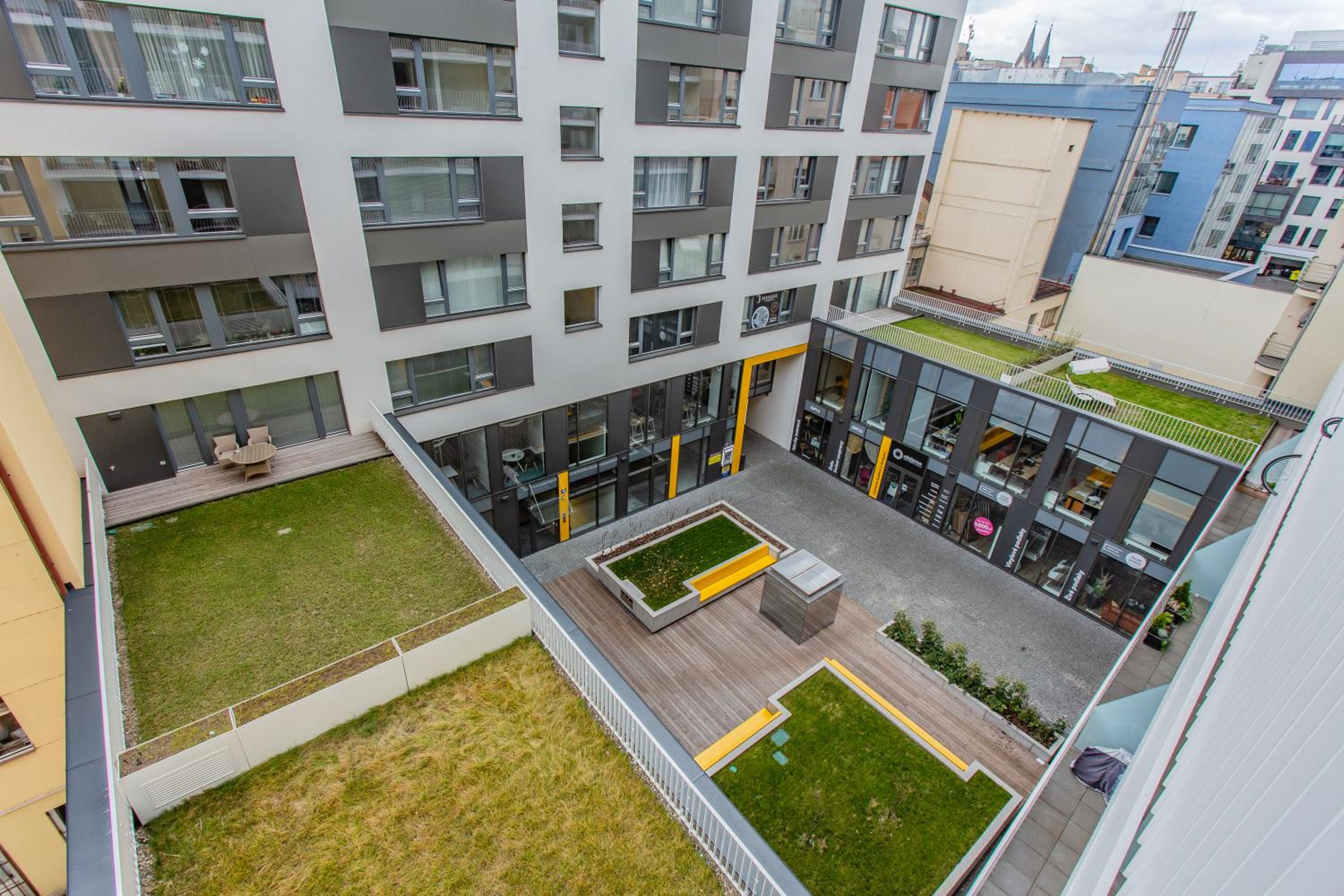 Spacious Terrace Apartment with free private parking
