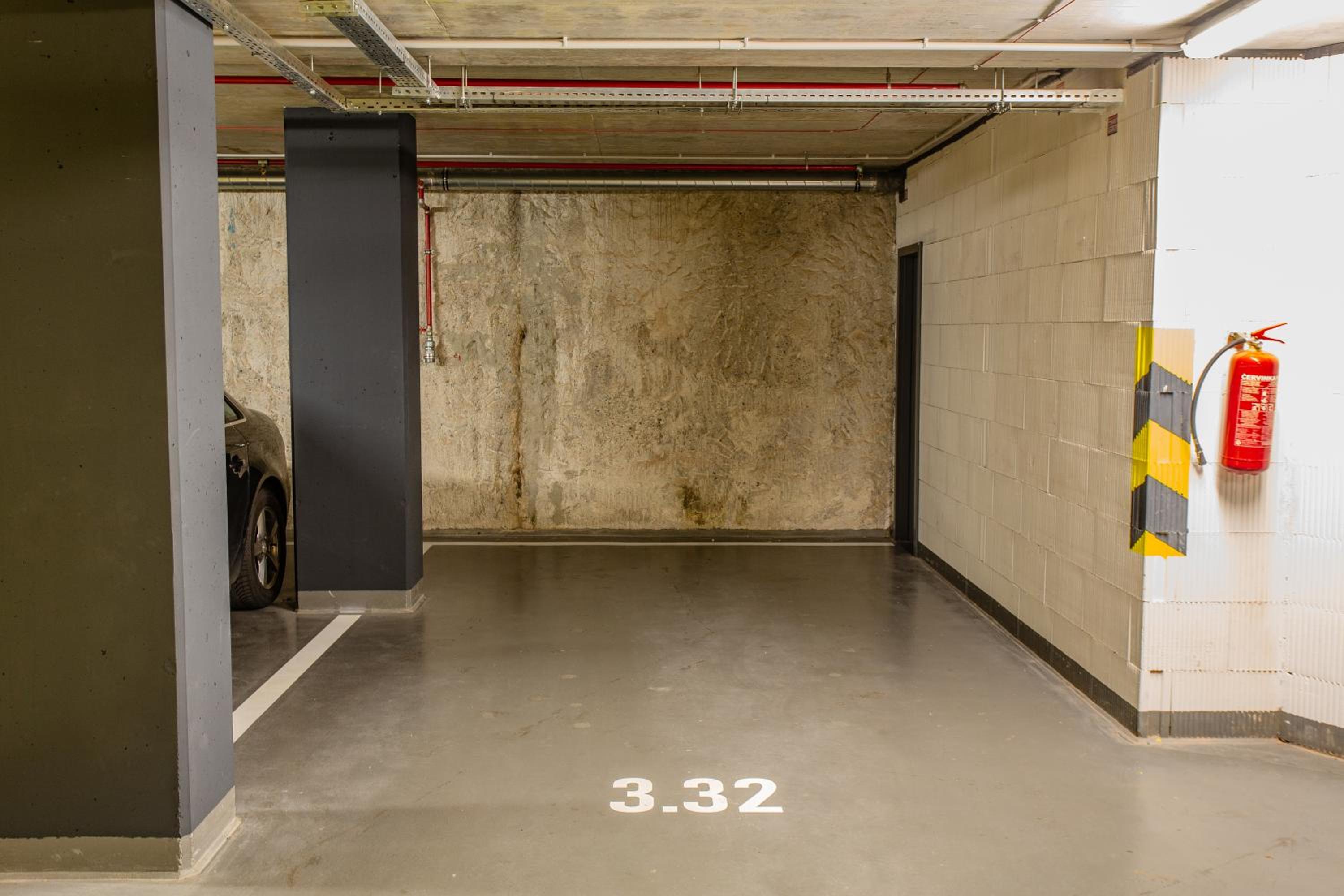 Spacious Terrace Apartment with free private parking
