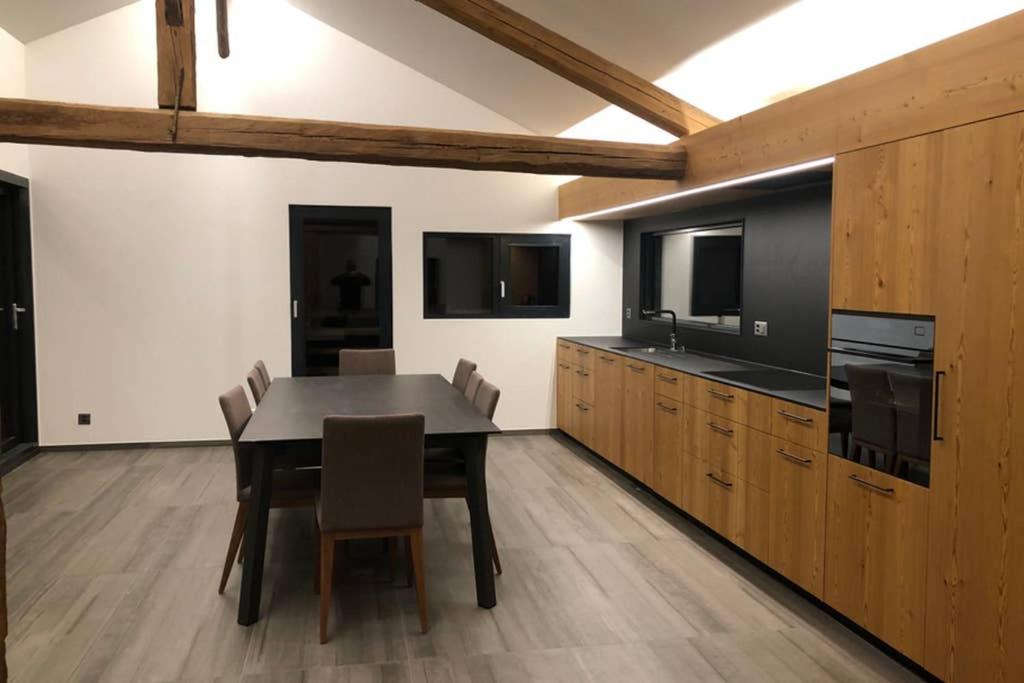 Grand appartement avec terrasse à Chez-Les-Reuses