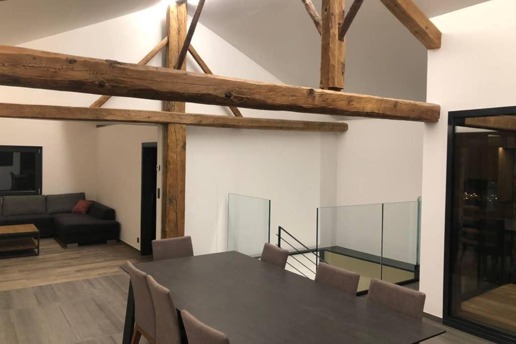 Grand appartement avec terrasse à Chez-Les-Reuses