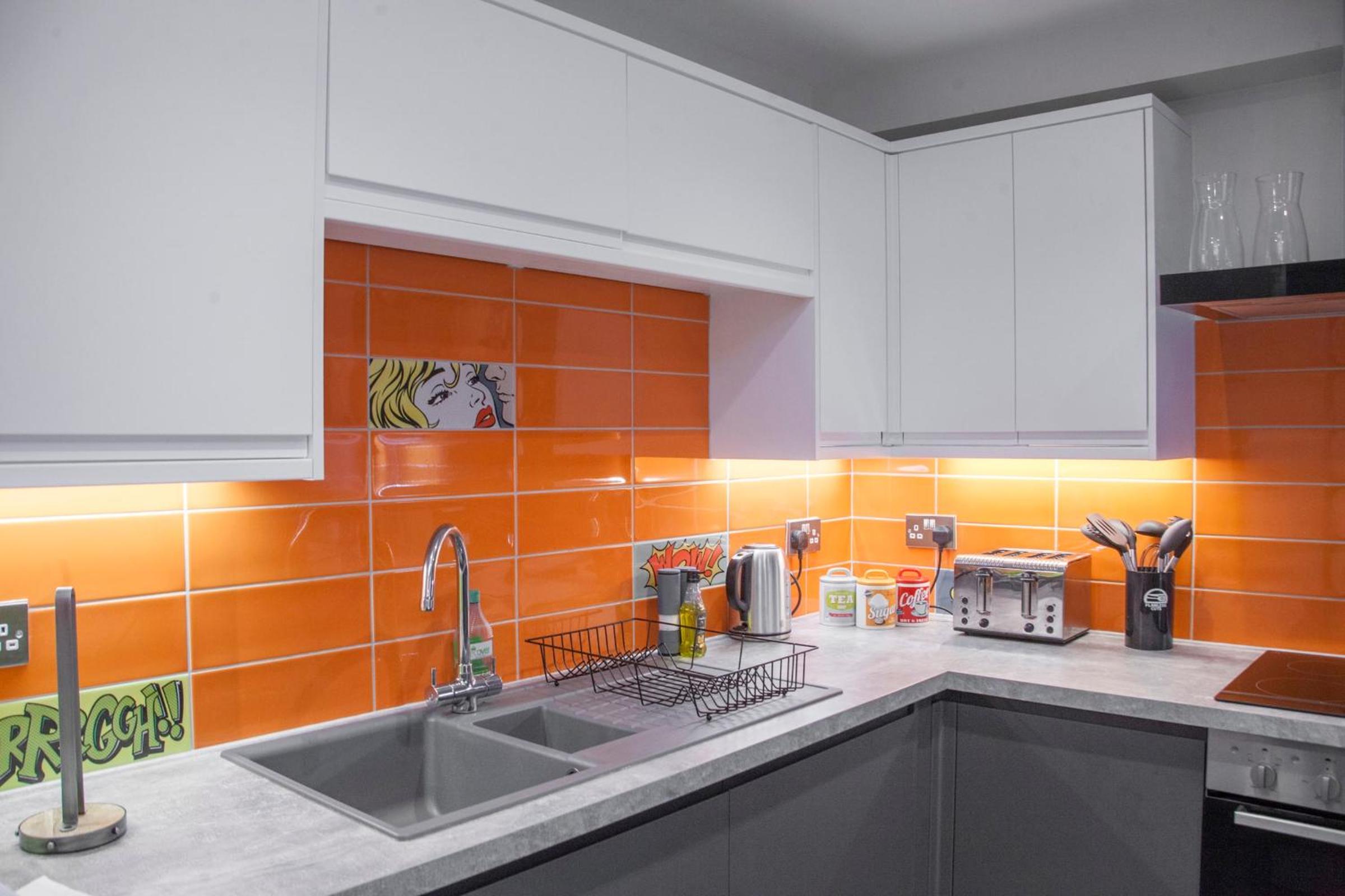 higgihaus #3a 4 Bed Sleeps up to 12 Big Groups Hip Location view 2