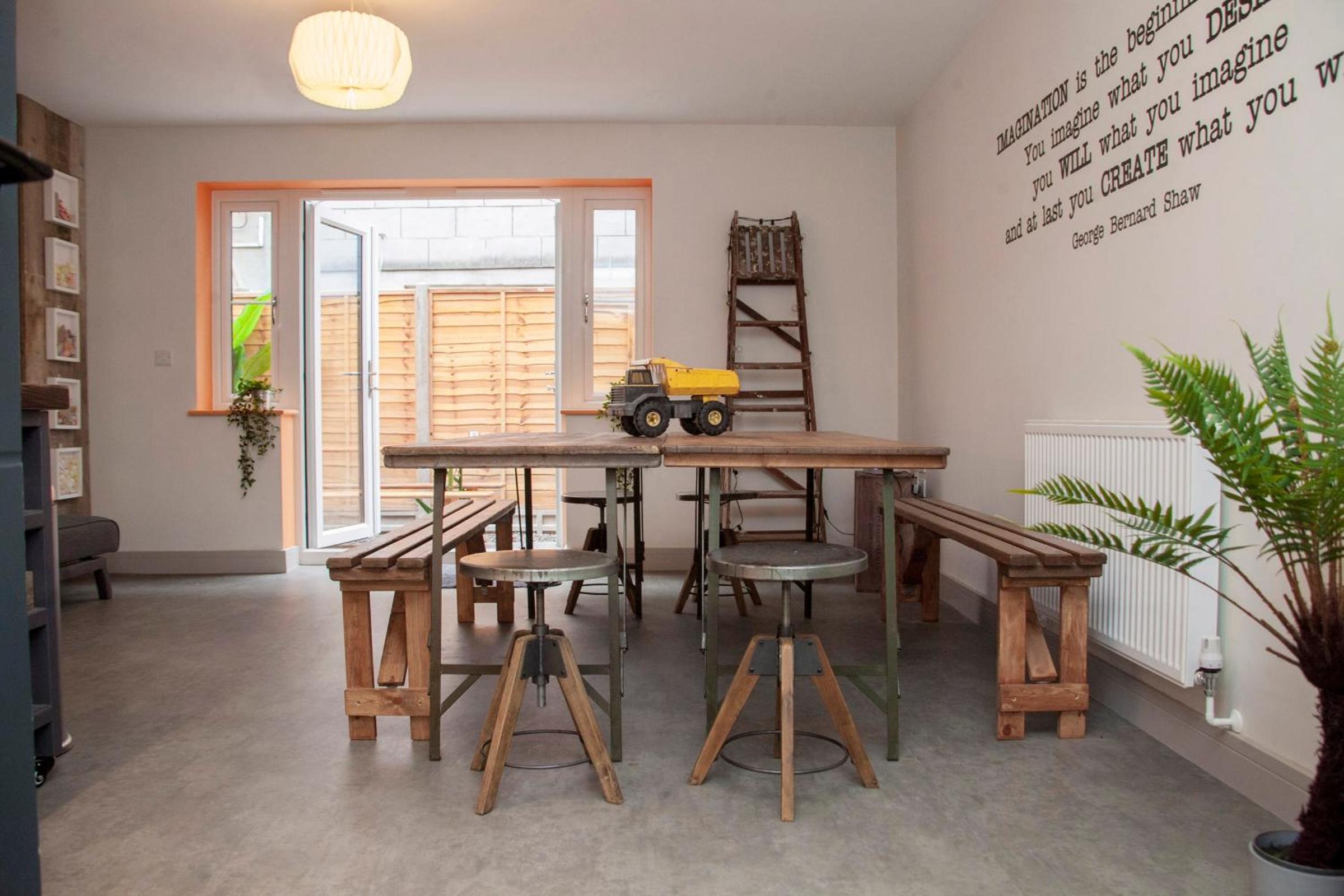 higgihaus #3a 4 Bed Sleeps up to 12 Big Groups Hip Location view 4