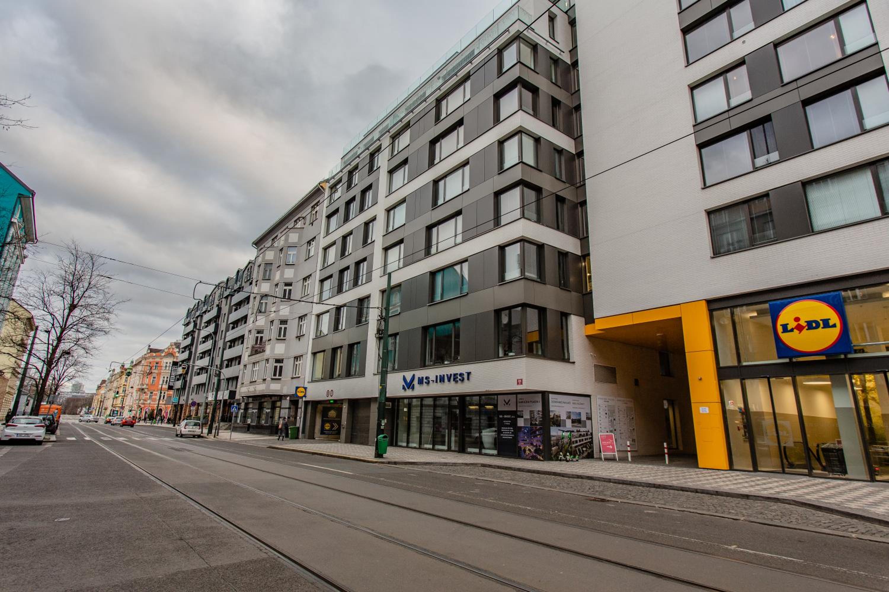 Spacious Terrace Apartment with free private parking