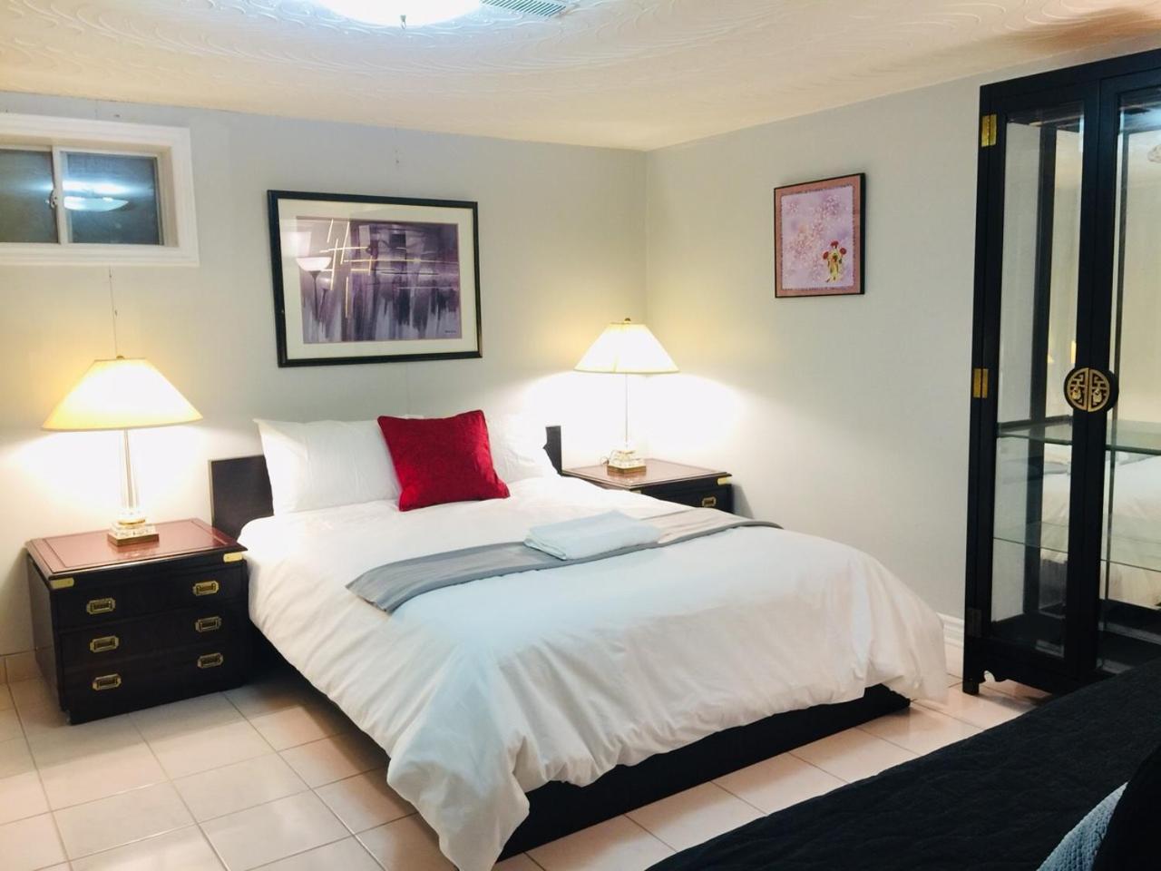 Cozy basement room-Private Bath - Near Subway line 1 - Toronto