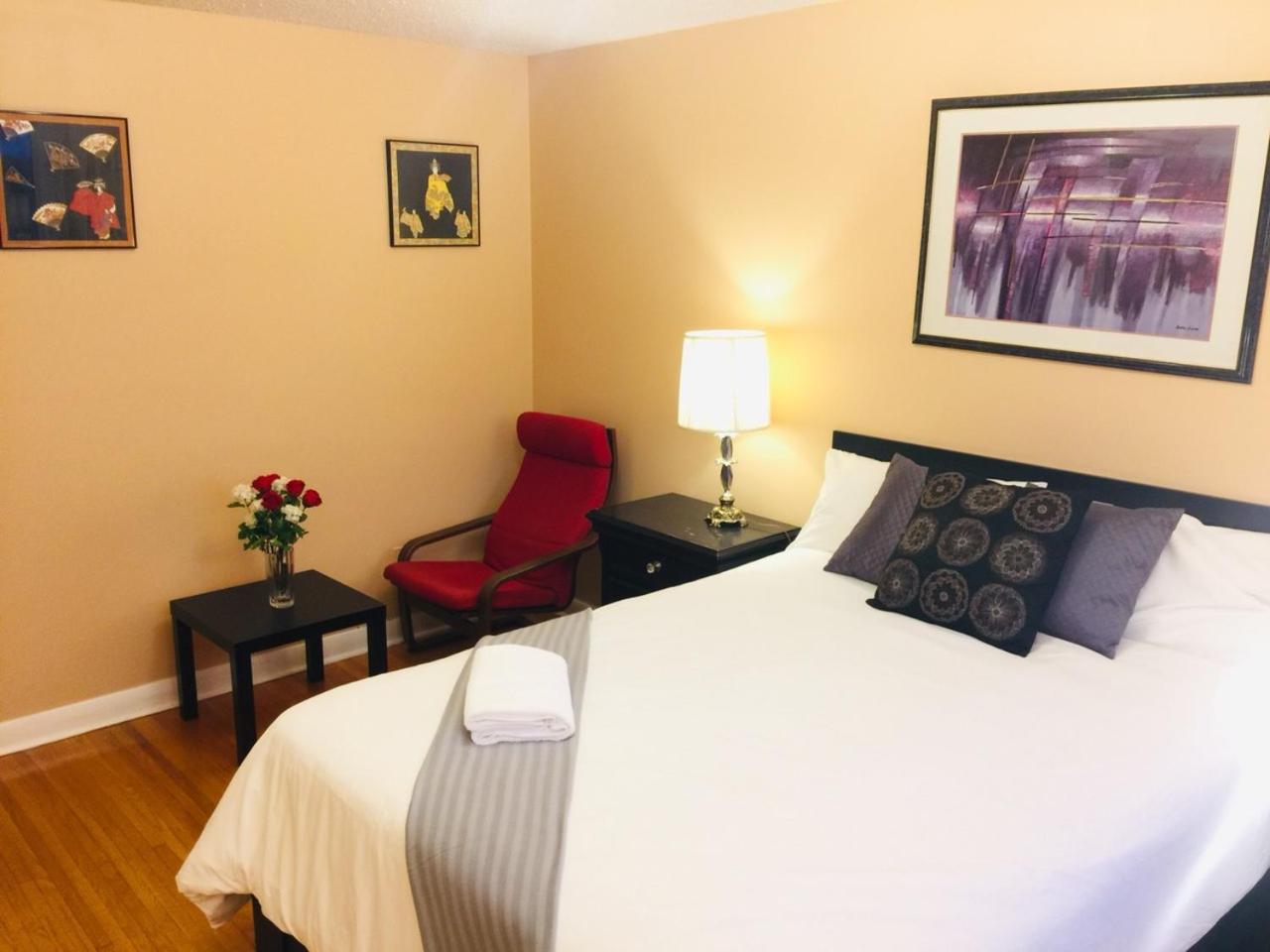 Cozy basement room-Private Bath - Near Subway line 1 - Toronto