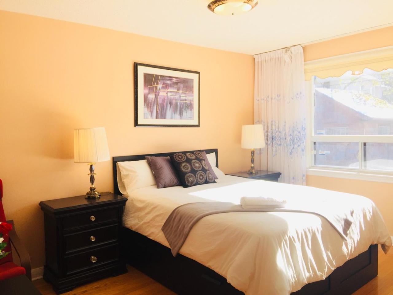 Cozy basement room-Private Bath - Near Subway line 1 - Toronto