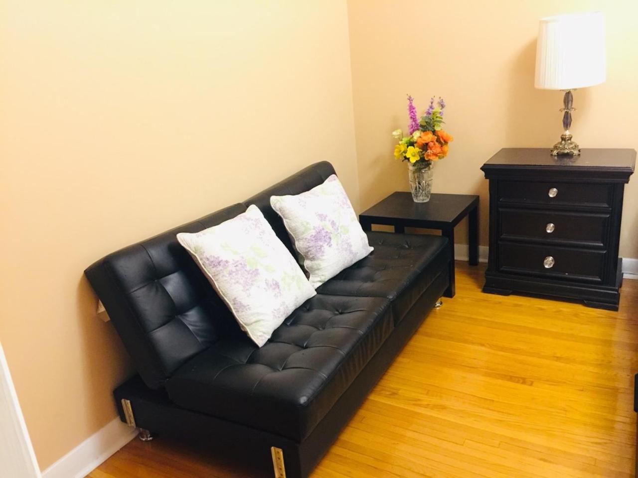 Cozy basement room-Private Bath - Near Subway line 1 - Toronto