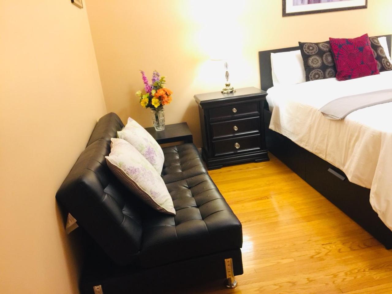 Cozy basement room-Private Bath - Near Subway line 1 - Toronto