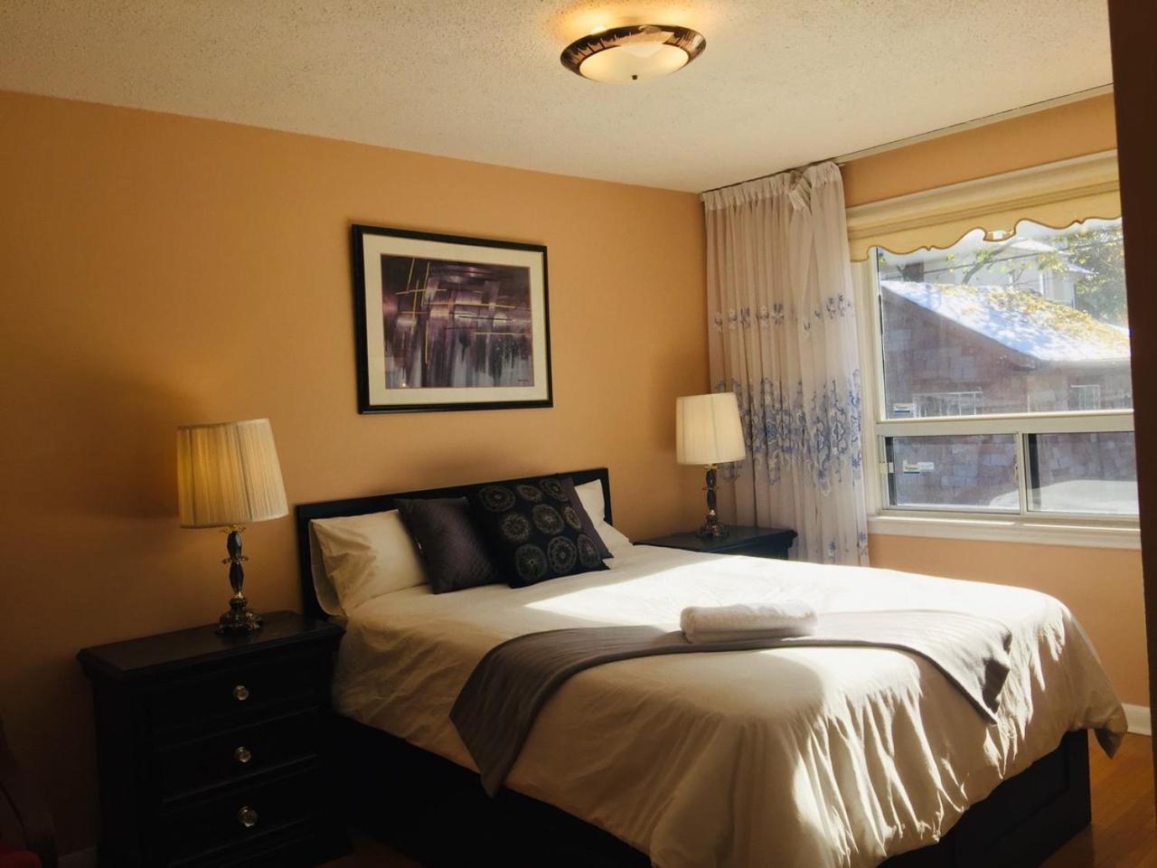 Cozy basement room-Private Bath - Near Subway line 1 - Toronto