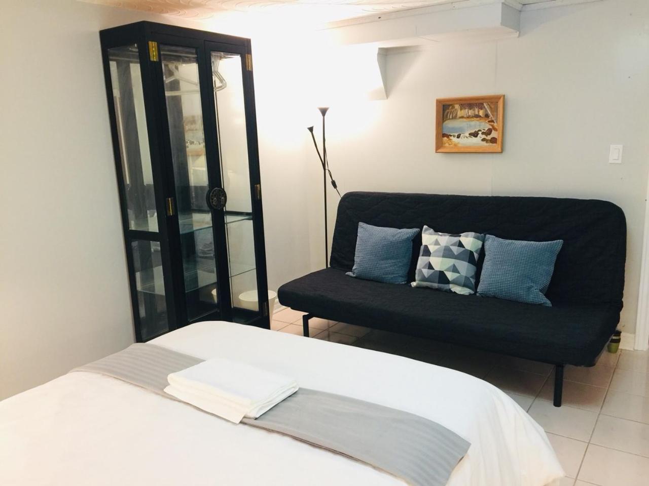Cozy basement room-Private Bath - Near Subway line 1 - Toronto