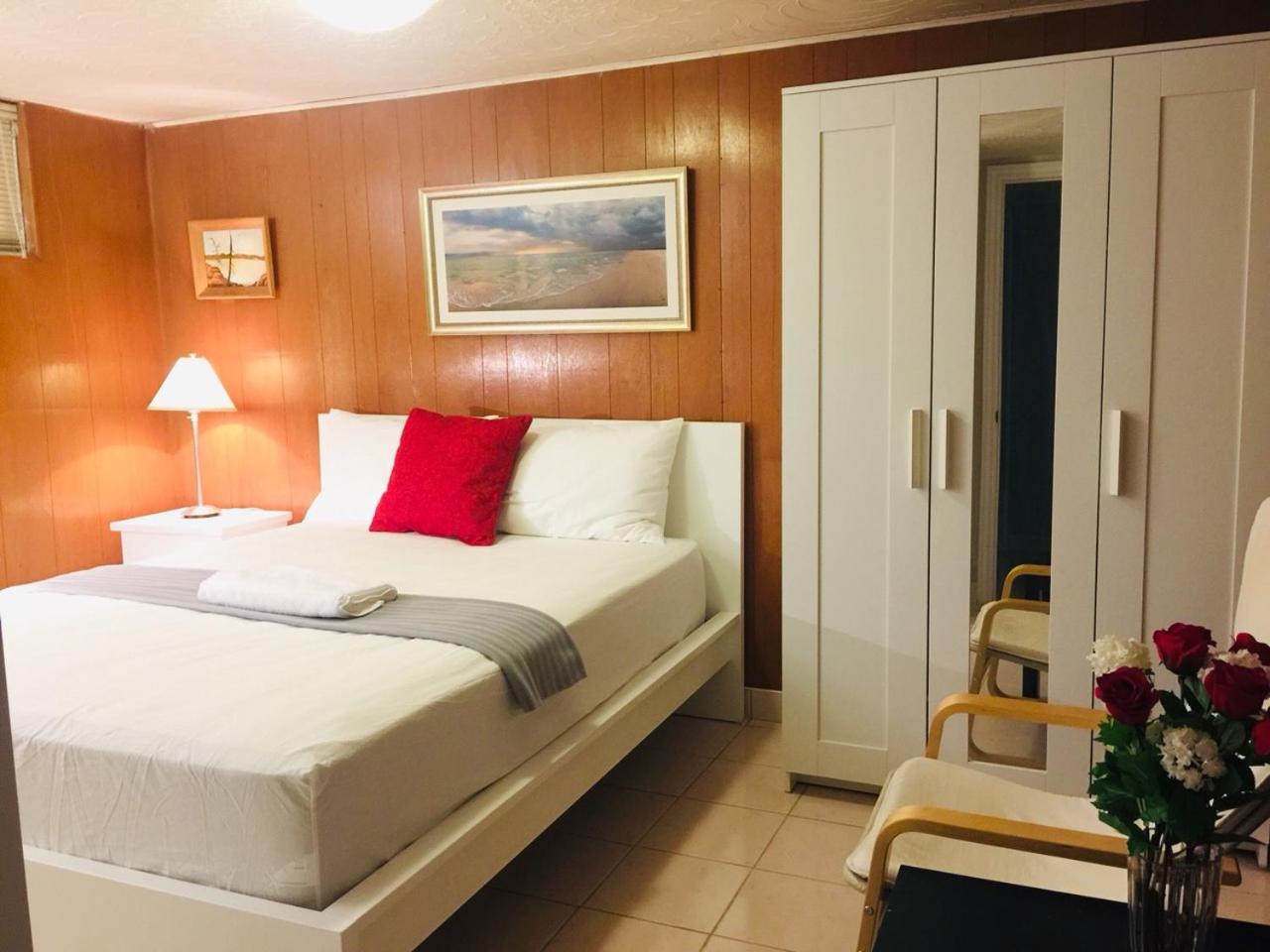 Cozy basement room-Private Bath - Near Subway line 1 - Toronto