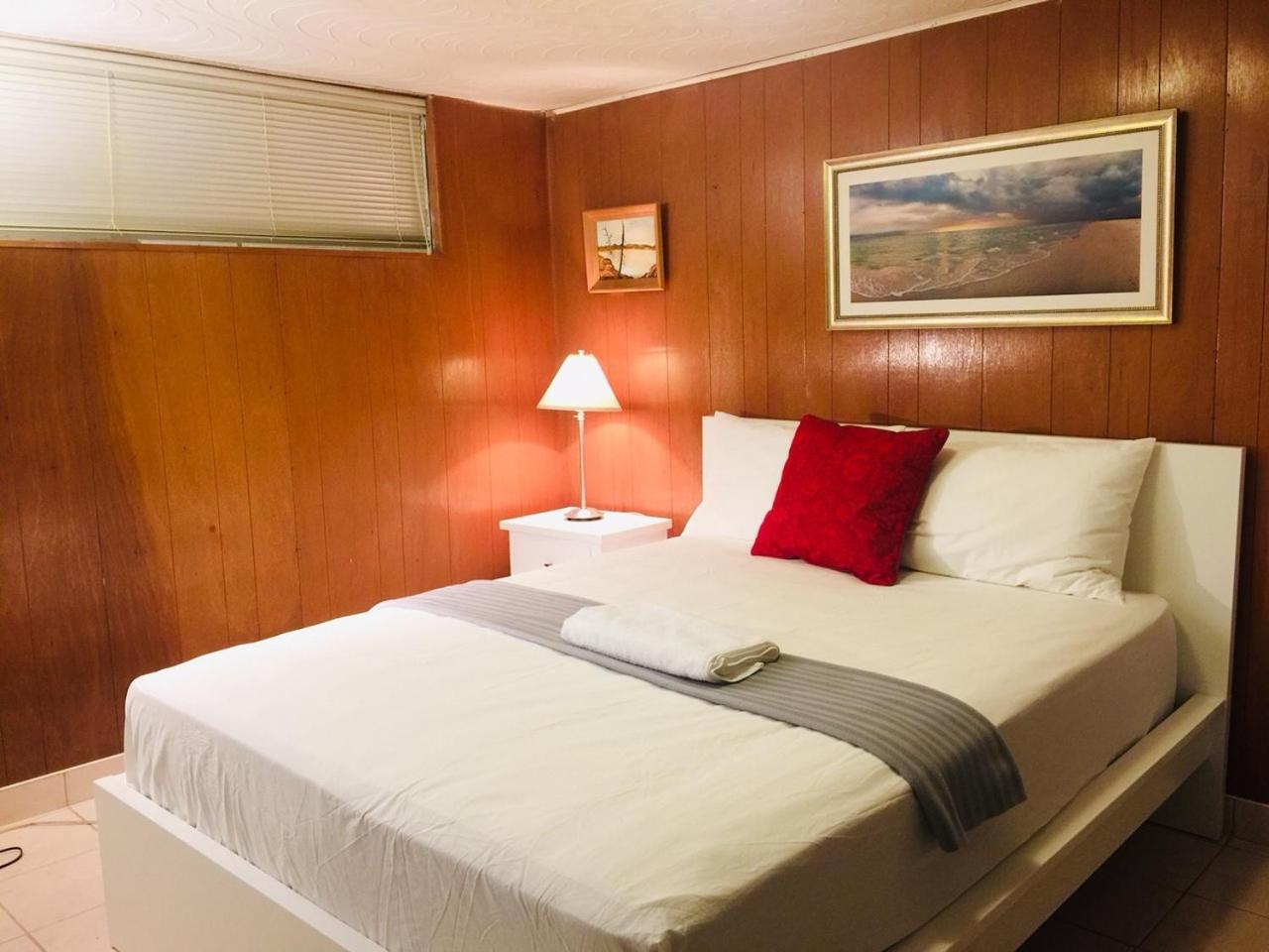 Cozy basement room-Private Bath - Near Subway line 1 - Toronto