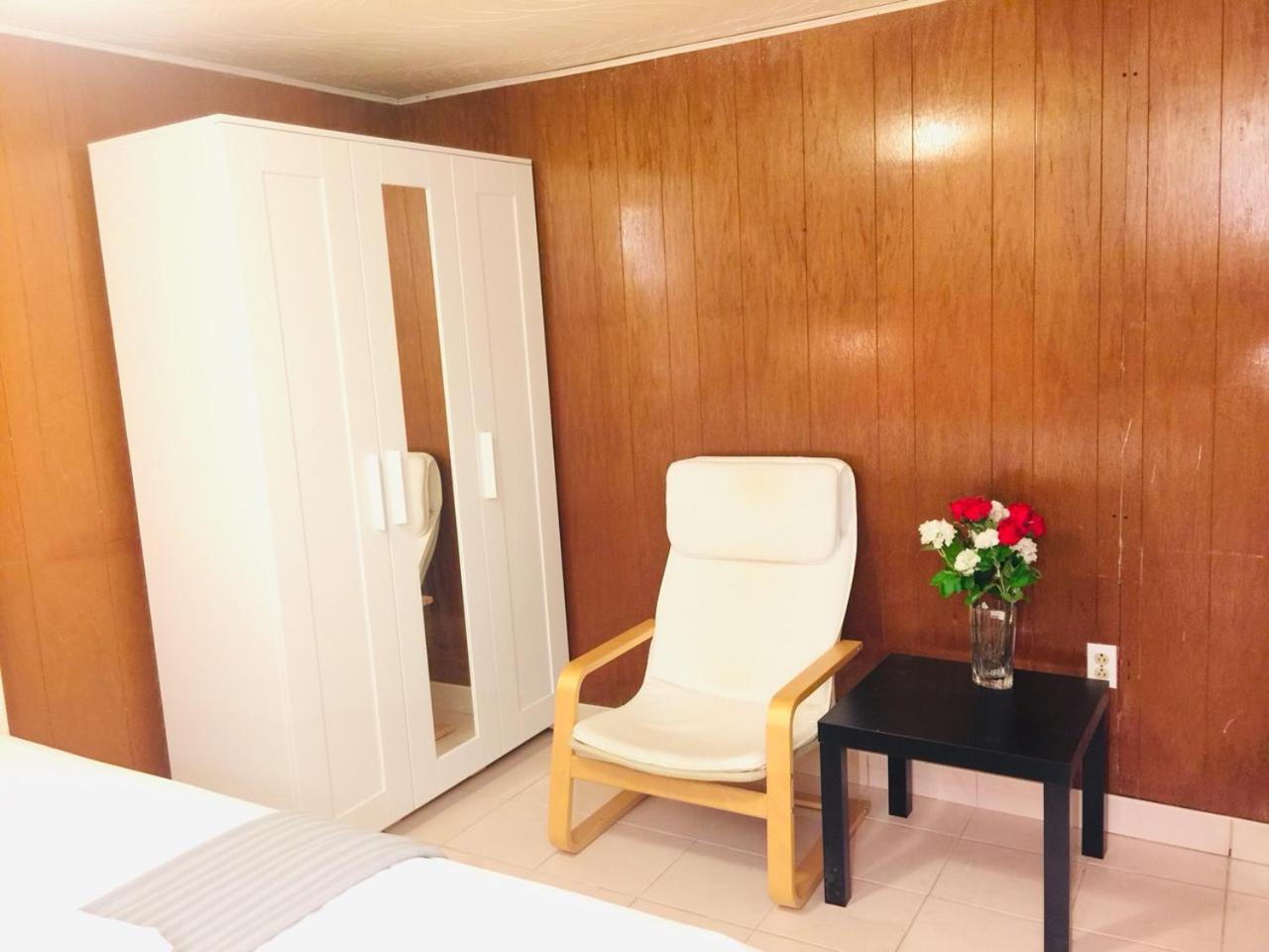 Cozy basement room-Private Bath - Near Subway line 1 - Toronto
