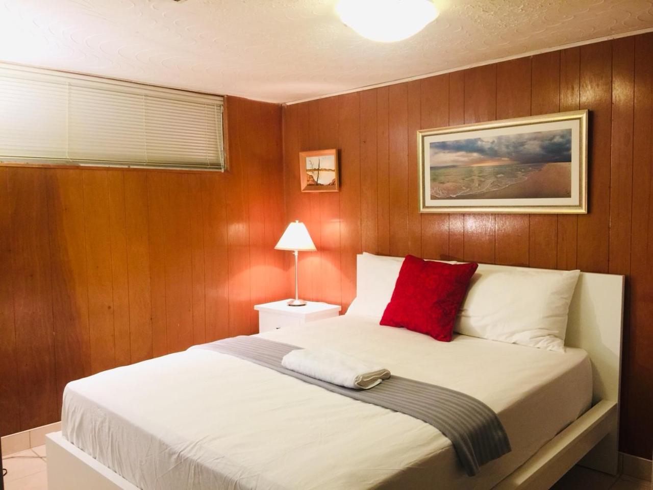 Cozy basement room-Private Bath - Near Subway line 1 - Toronto