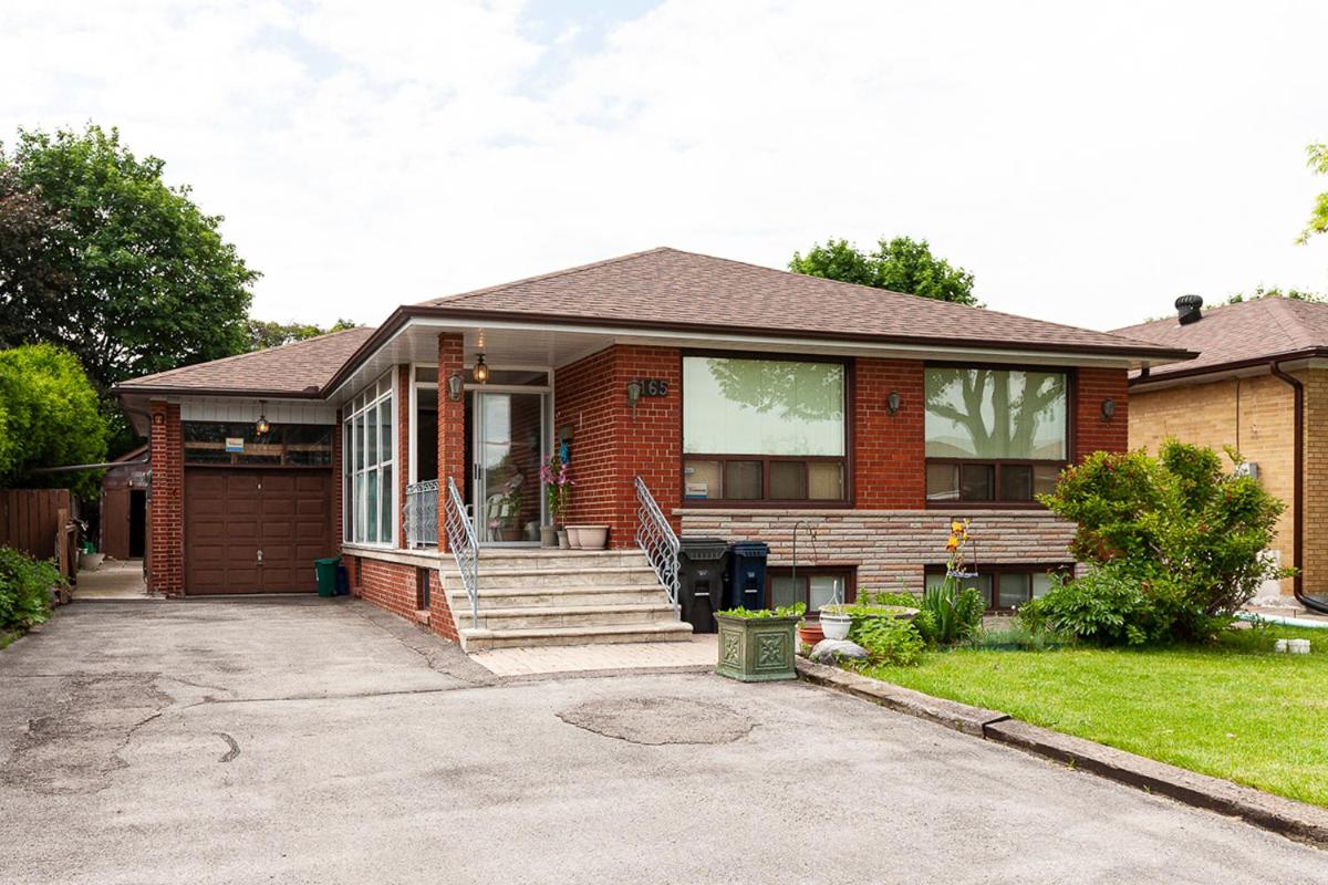 Cozy basement room-Private Bath - Near Subway line 1 - Toronto