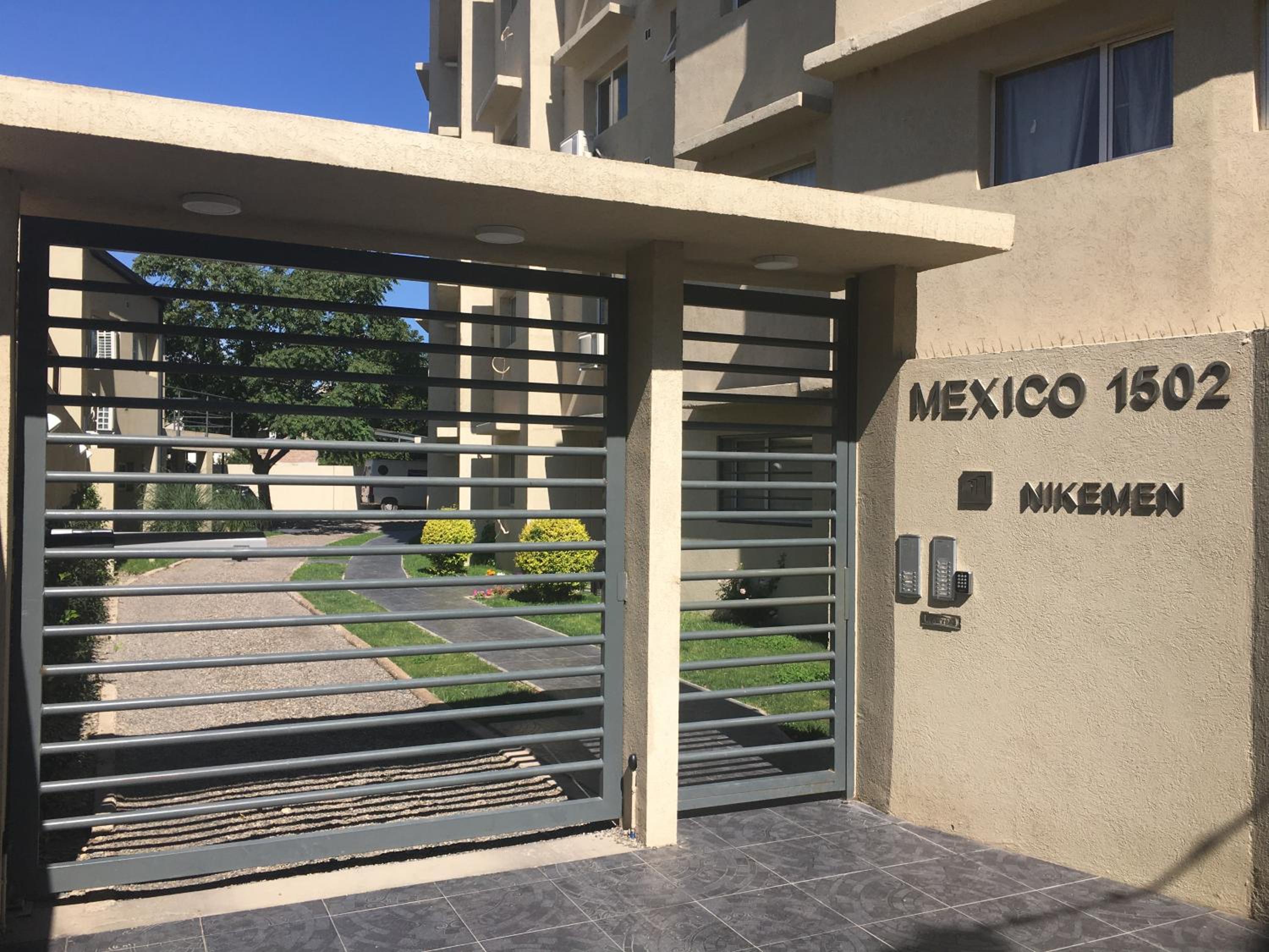 Hotel Nikemen, moderno dpto con patio y cochera cubierta - Image 1