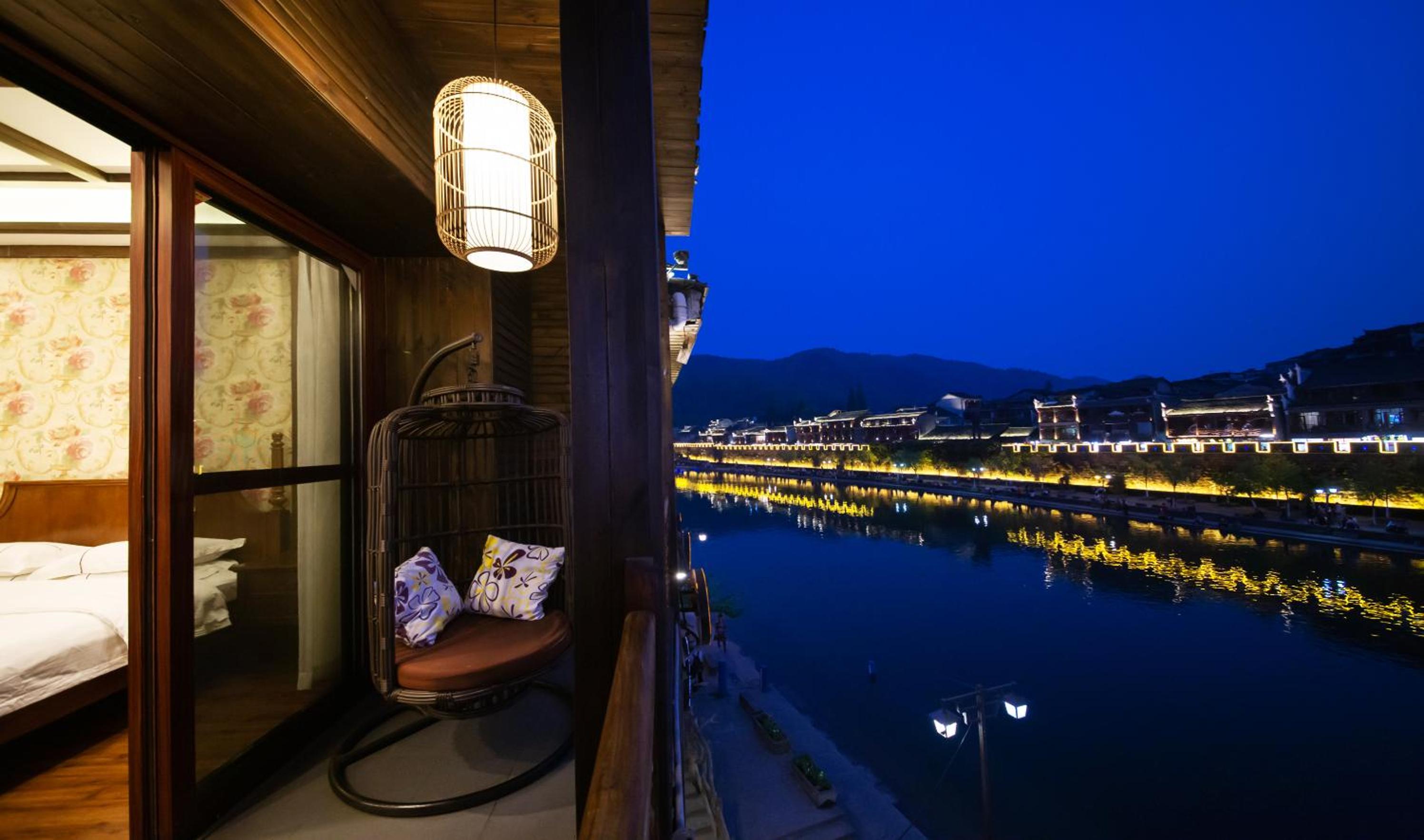Fenghuang Slowly Time Inn