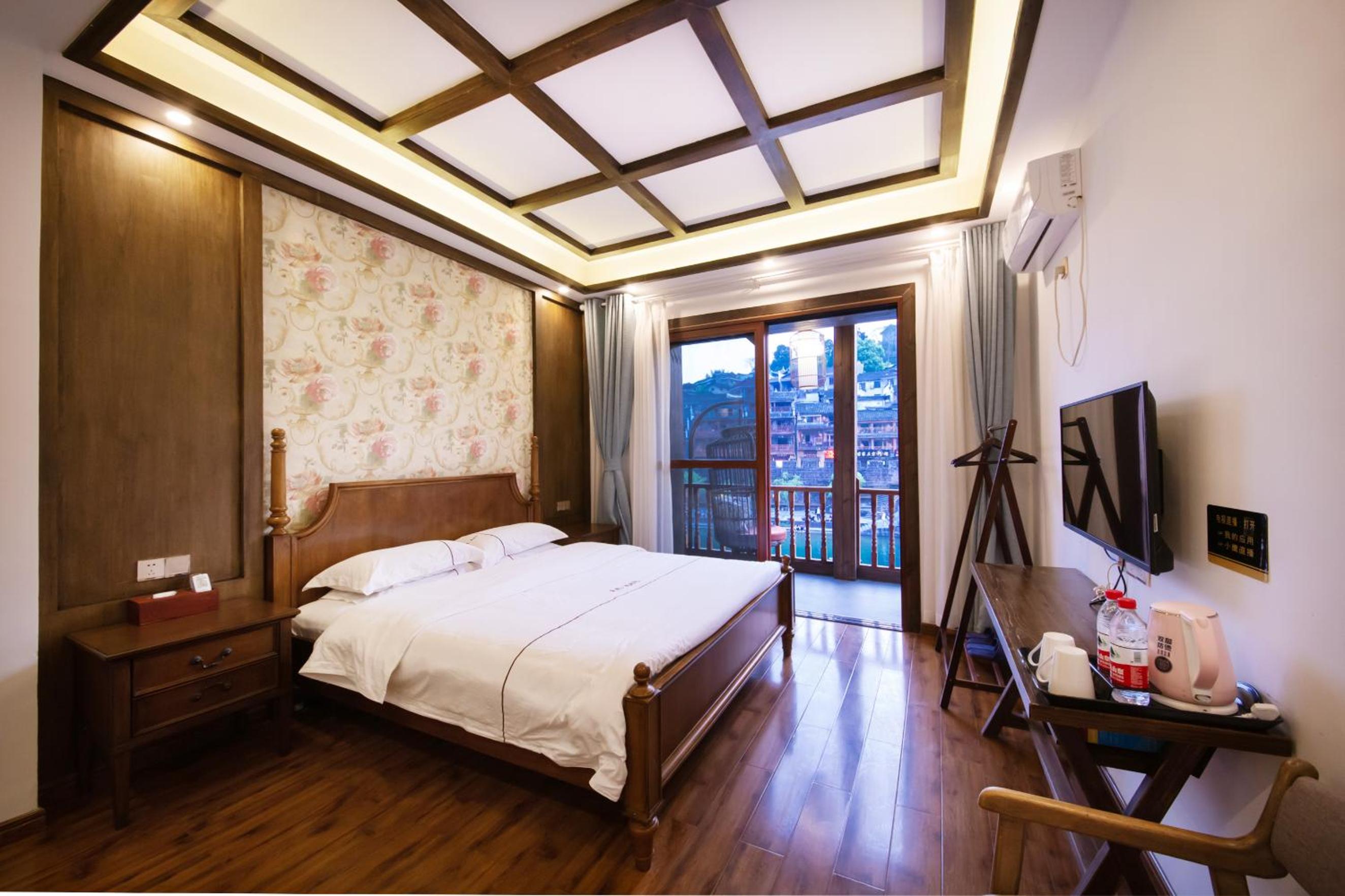 Fenghuang Slowly Time Inn