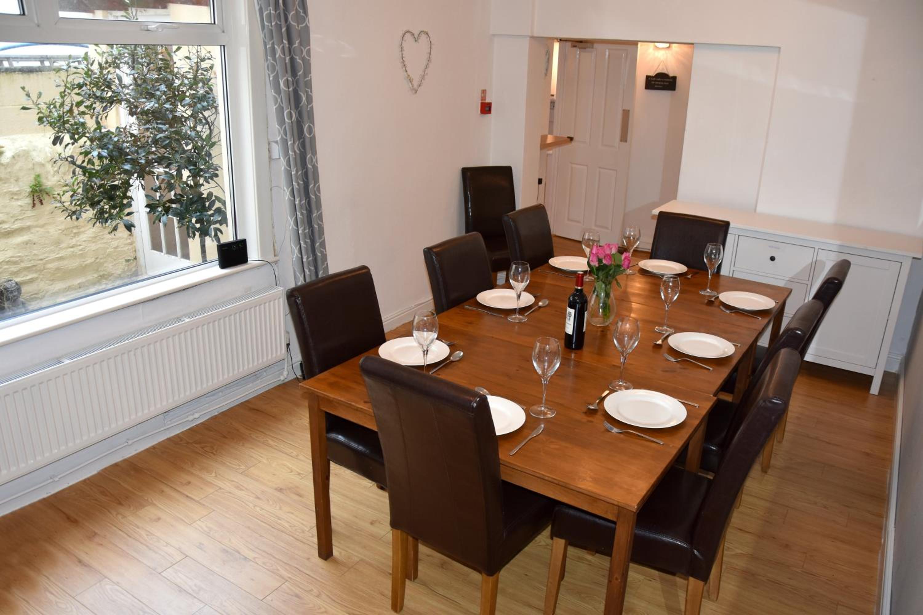 Newquay Escape, 5 spacious ensuite bedrooms & parking- Simplycheckin view 3