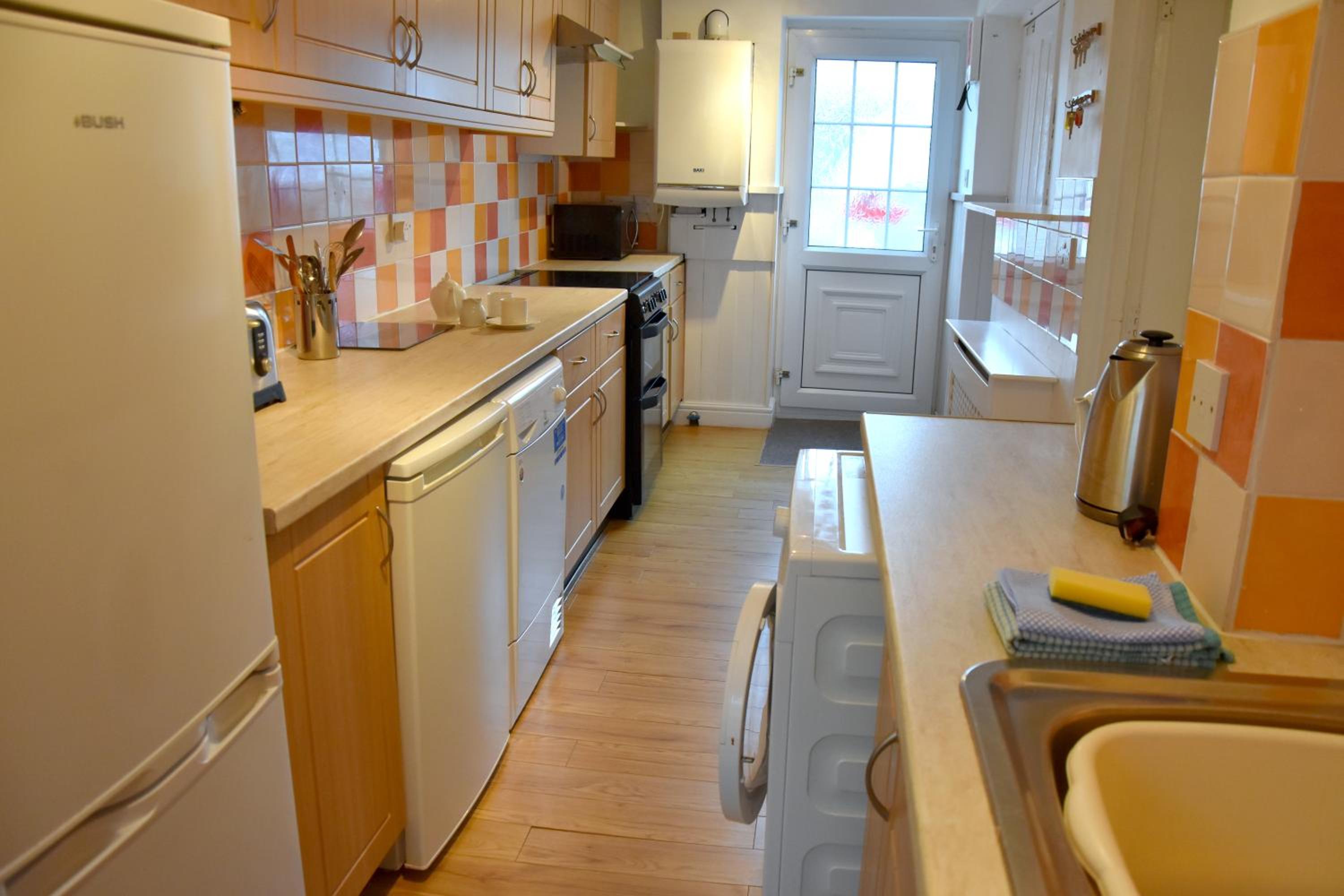 Newquay Escape, 5 spacious ensuite bedrooms & parking- Simplycheckin view 5
