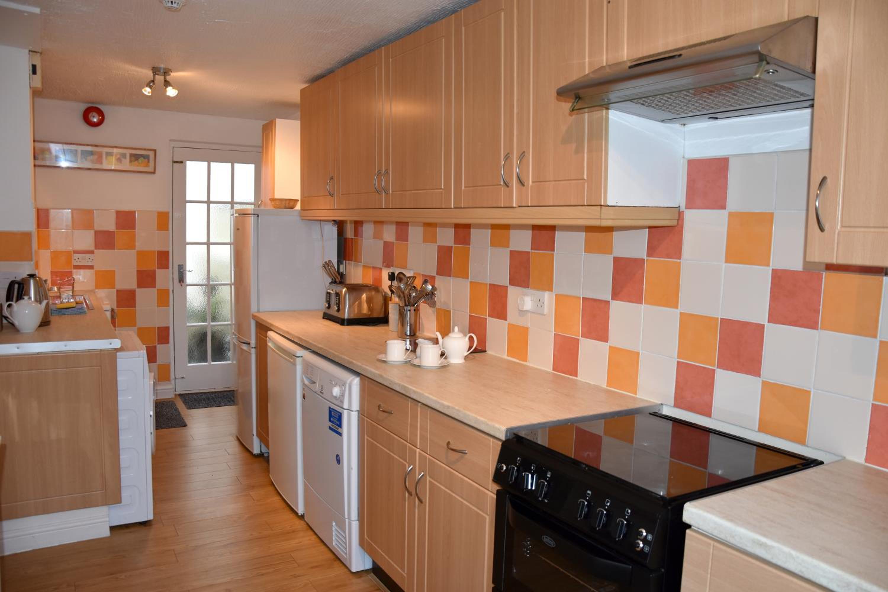 Newquay Escape, 5 spacious ensuite bedrooms & parking- Simplycheckin view 4