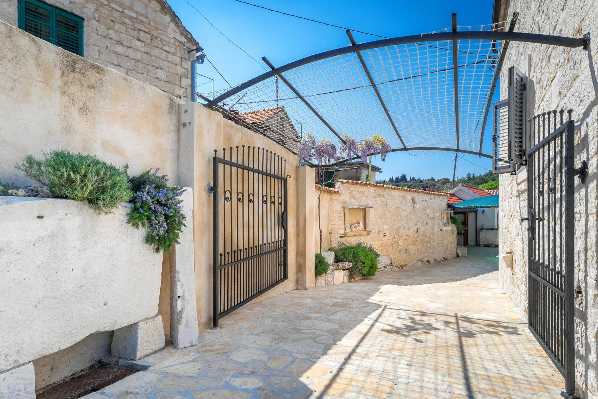 Hotel Holiday home Škrika - Image 1