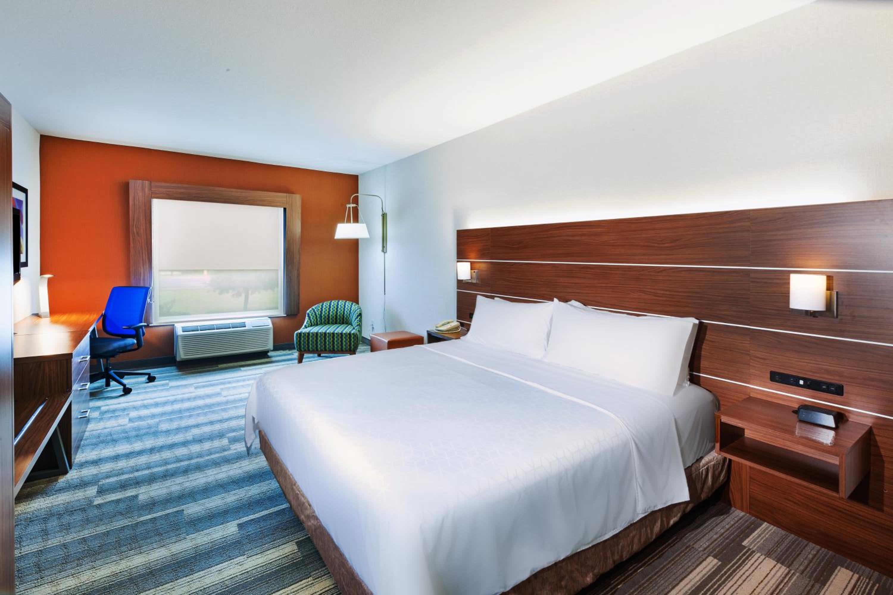 Jasper Vacations - Holiday Inn Express Hotel and Suites Jasper, an IHG Hotel - Property Image 4