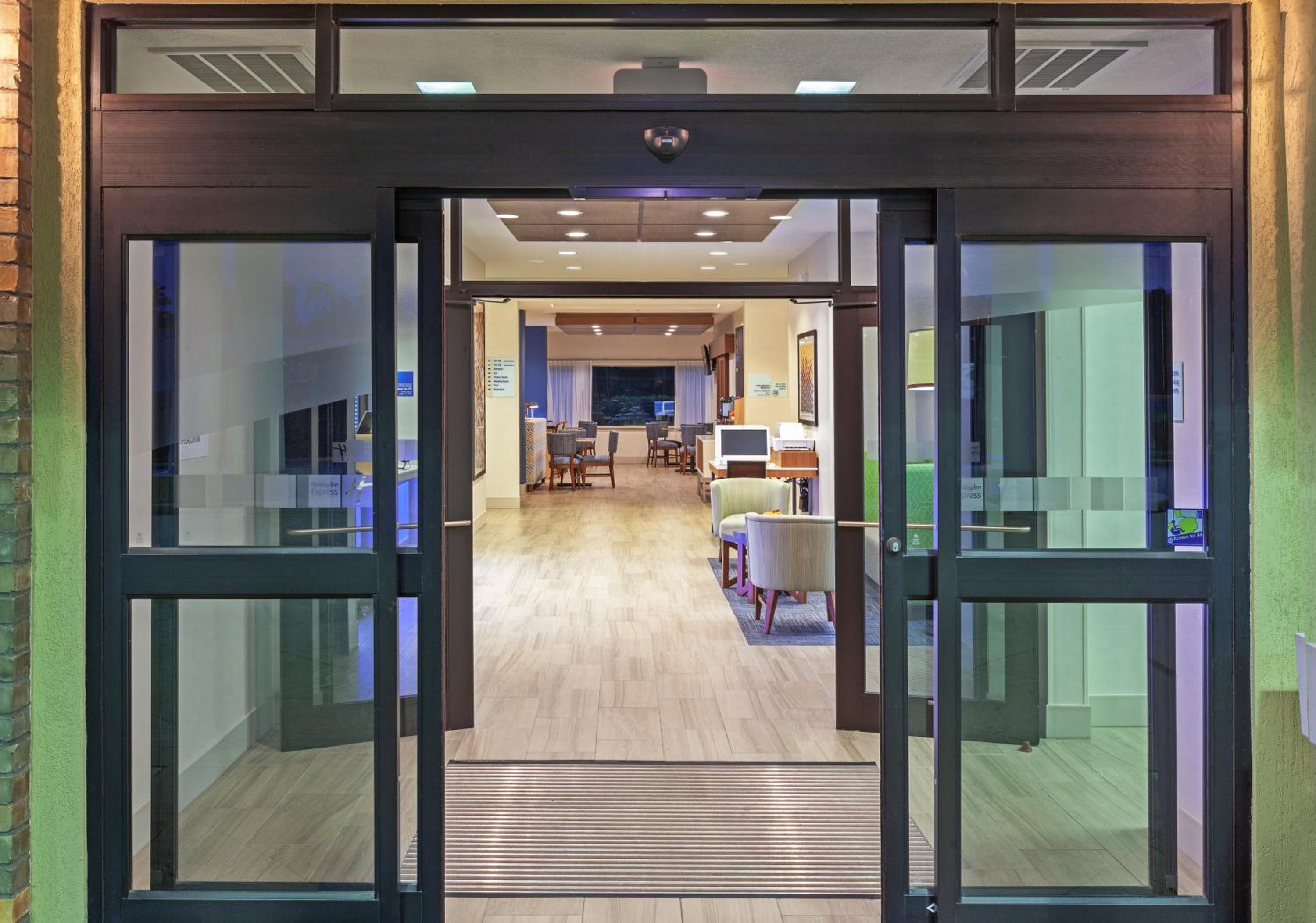 Jasper Vacations - Holiday Inn Express Hotel and Suites Jasper, an IHG Hotel - Property Image 2