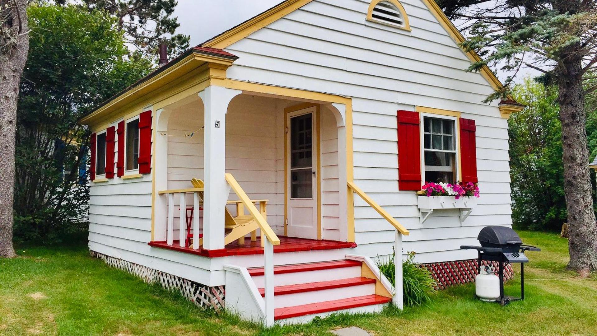 Green Gables Bungalow Court
