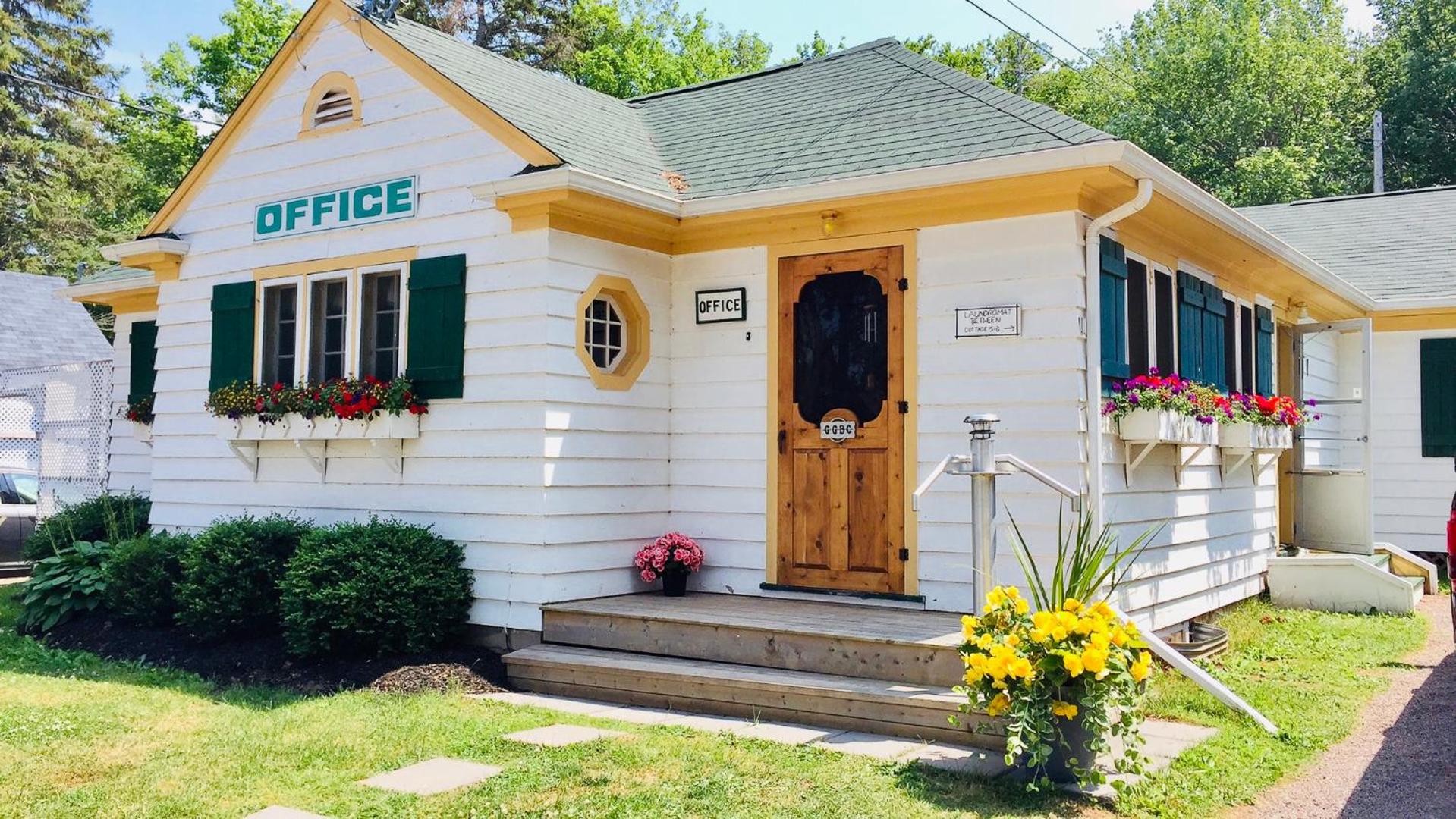 Green Gables Bungalow Court