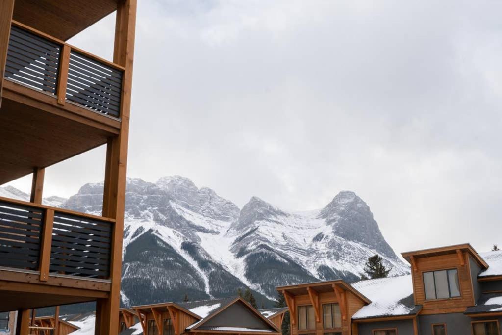 Luxury Mountain Haven Views Hot Tub Patio Spacious Quiet Central