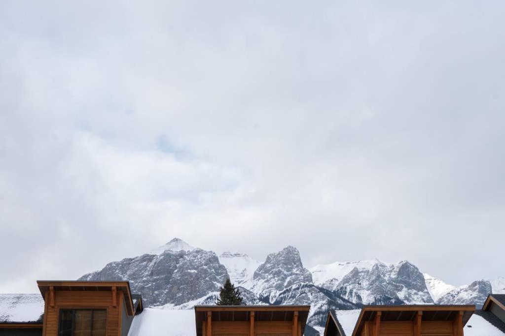 Luxury Mountain Haven Views Hot Tub Patio Spacious Quiet Central