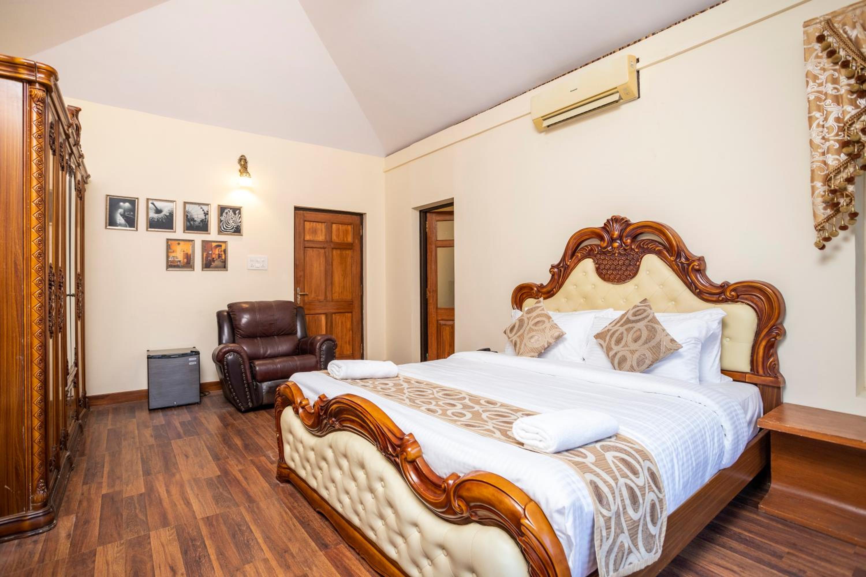Stone Wood Riverfront Resort, Siolim