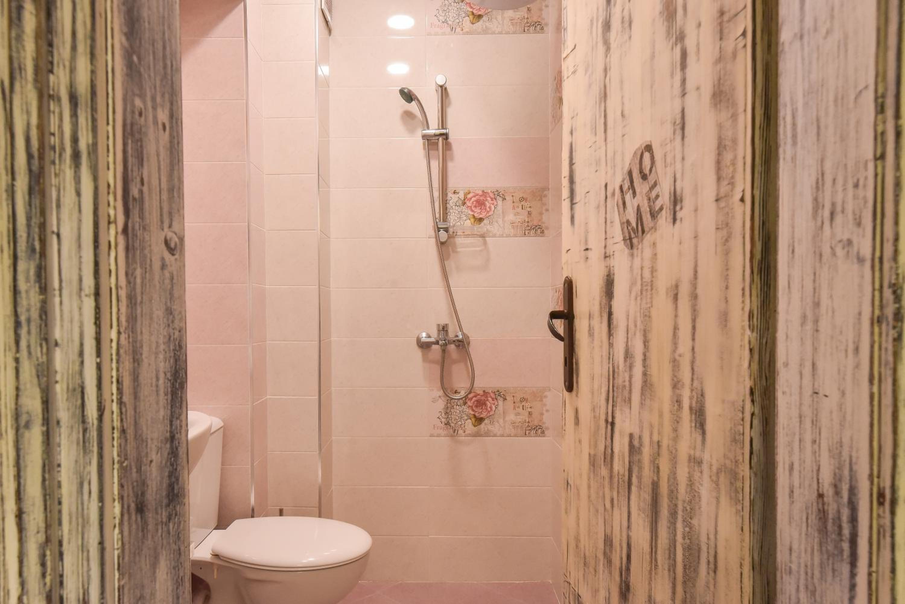 Vintage Spot - Colorful One-Bedroom Apartment by Flat Mаnager view 4