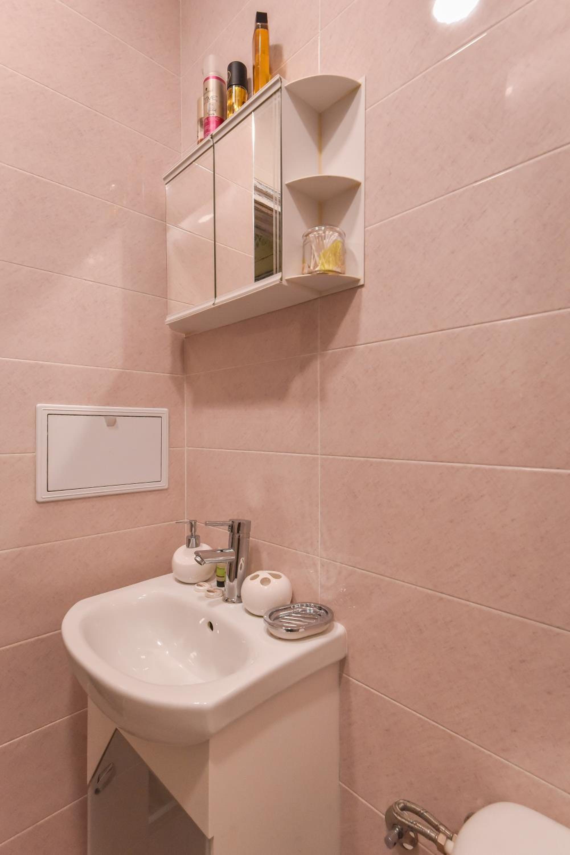 Vintage Spot - Colorful One-Bedroom Apartment by Flat Mаnager view 3