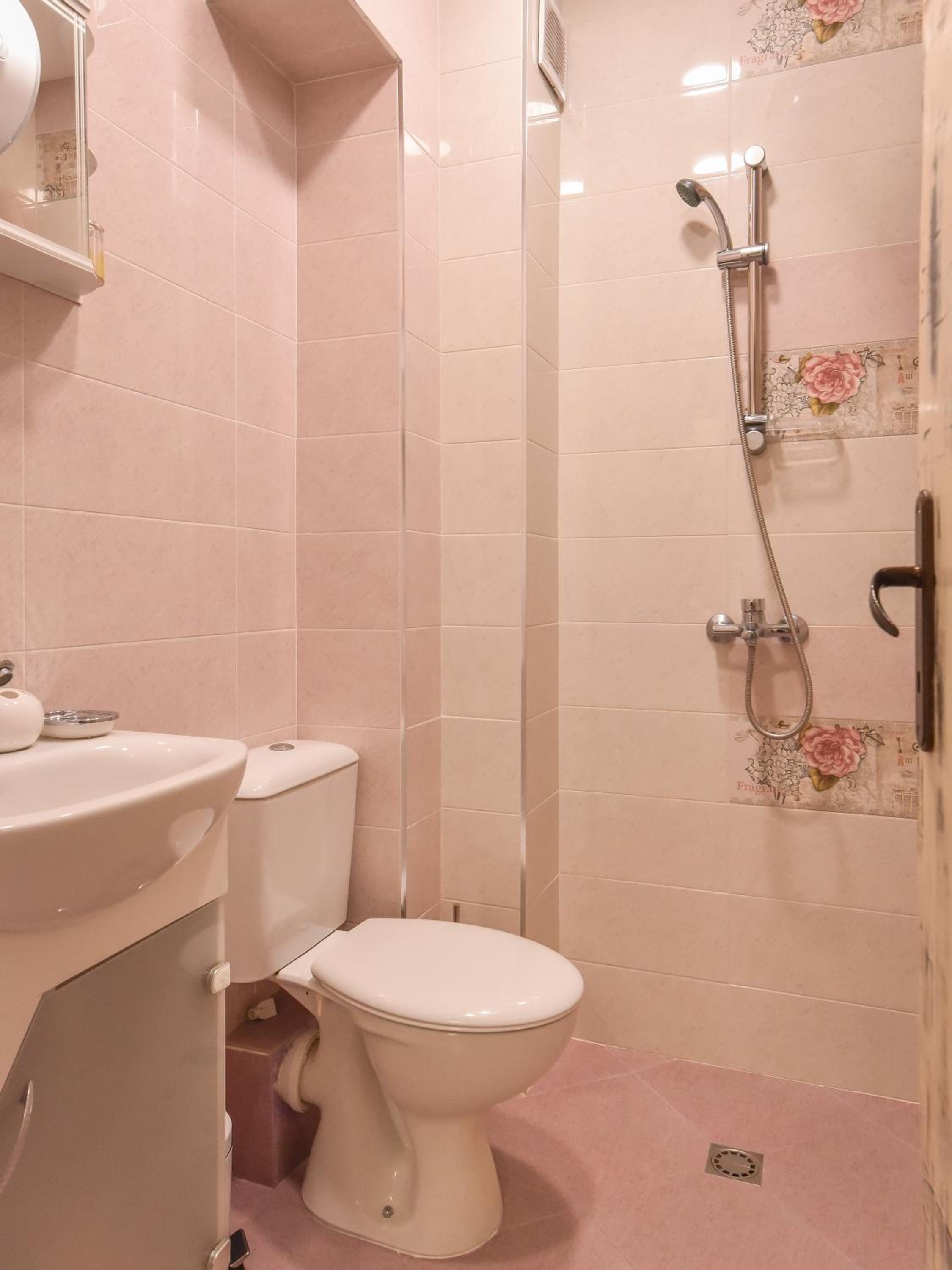 Vintage Spot - Colorful One-Bedroom Apartment by Flat Mаnager view 5
