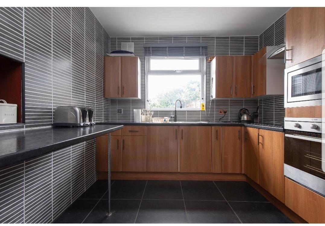 Spacious Bungalow in Romford with parking view 4