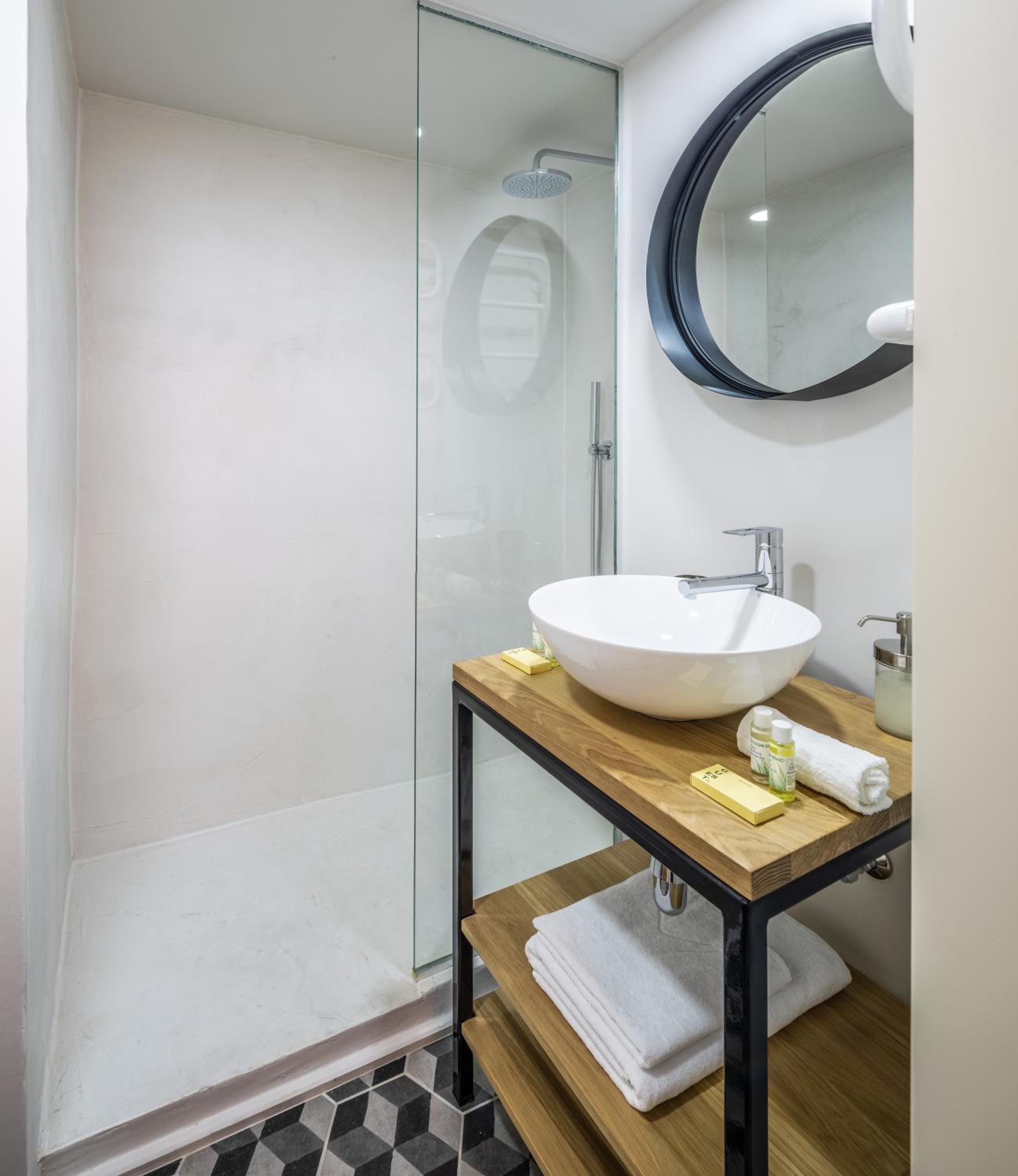 Mini loft 1 bedroom 2 steps from Av Louise view 2