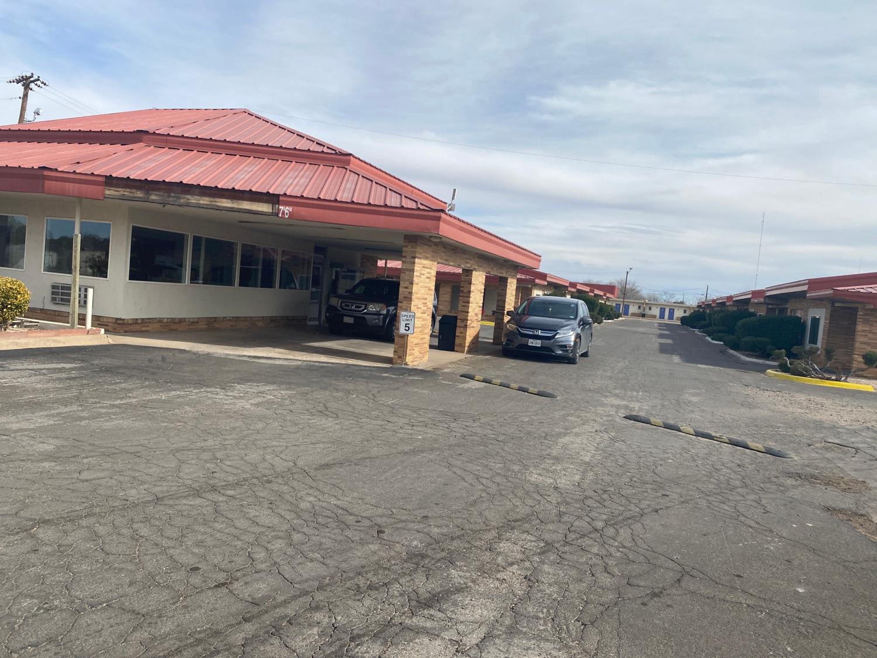 Hobbs Vacations - Executive Inn - Property Image 1