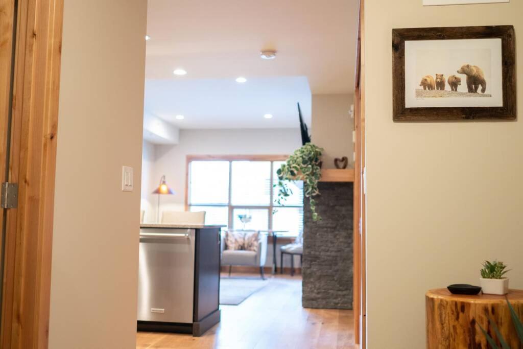 Luxury 1BR King Suite Hot Tub Couple Retreat Central Bridgette Bar