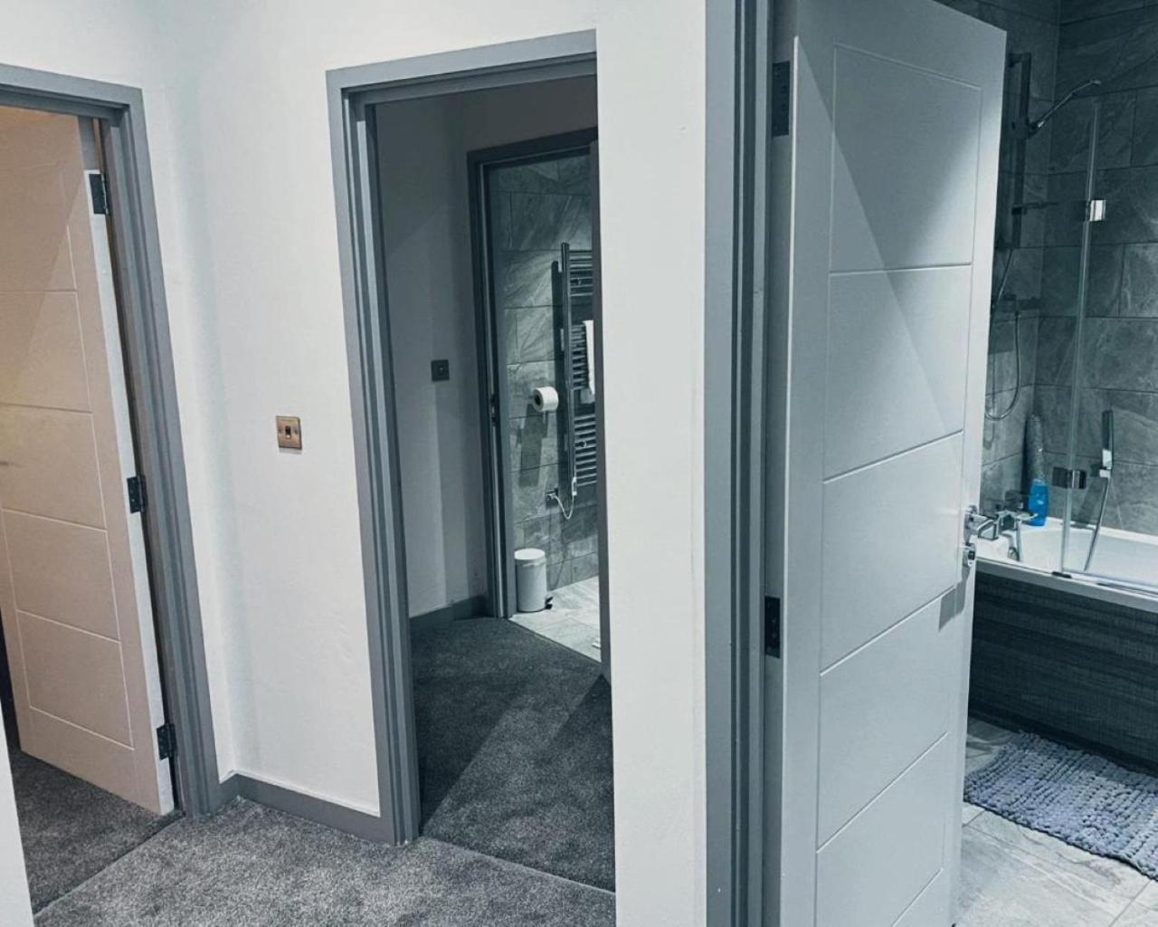 Spacious Urban City Apartment view 5