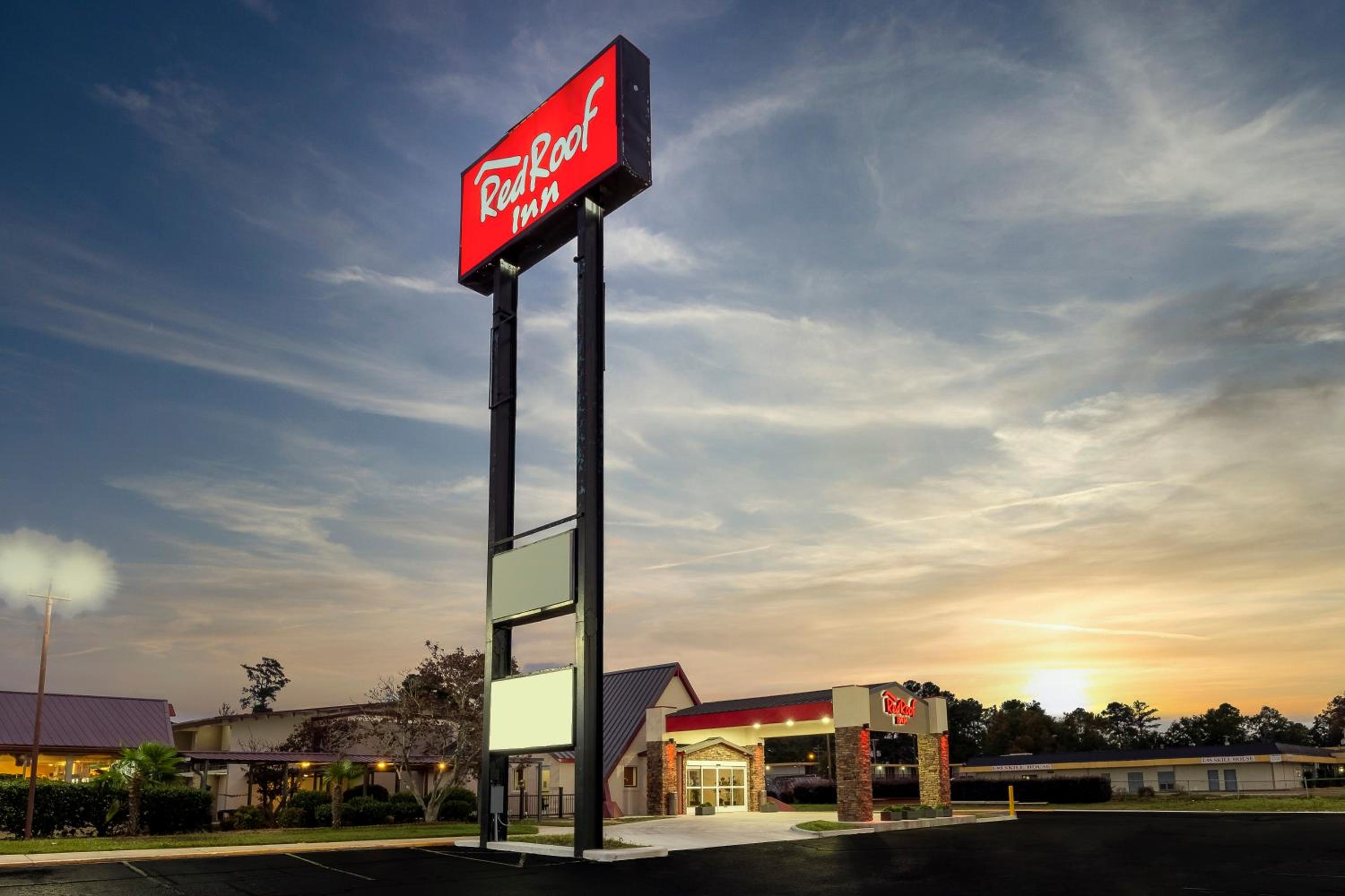 Lumberton Vacations - Red Roof Inn Lumberton - Property Image 2