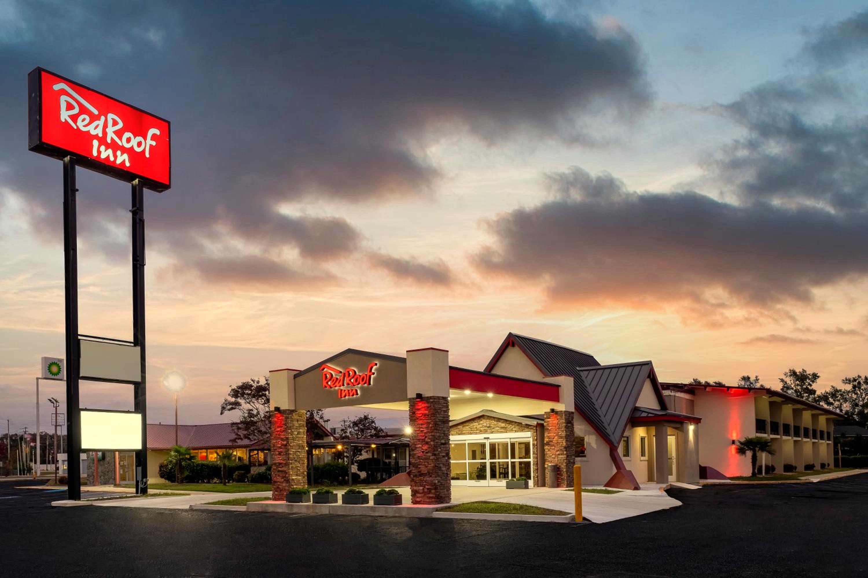 Lumberton Vacations - Red Roof Inn Lumberton - Property Image 3