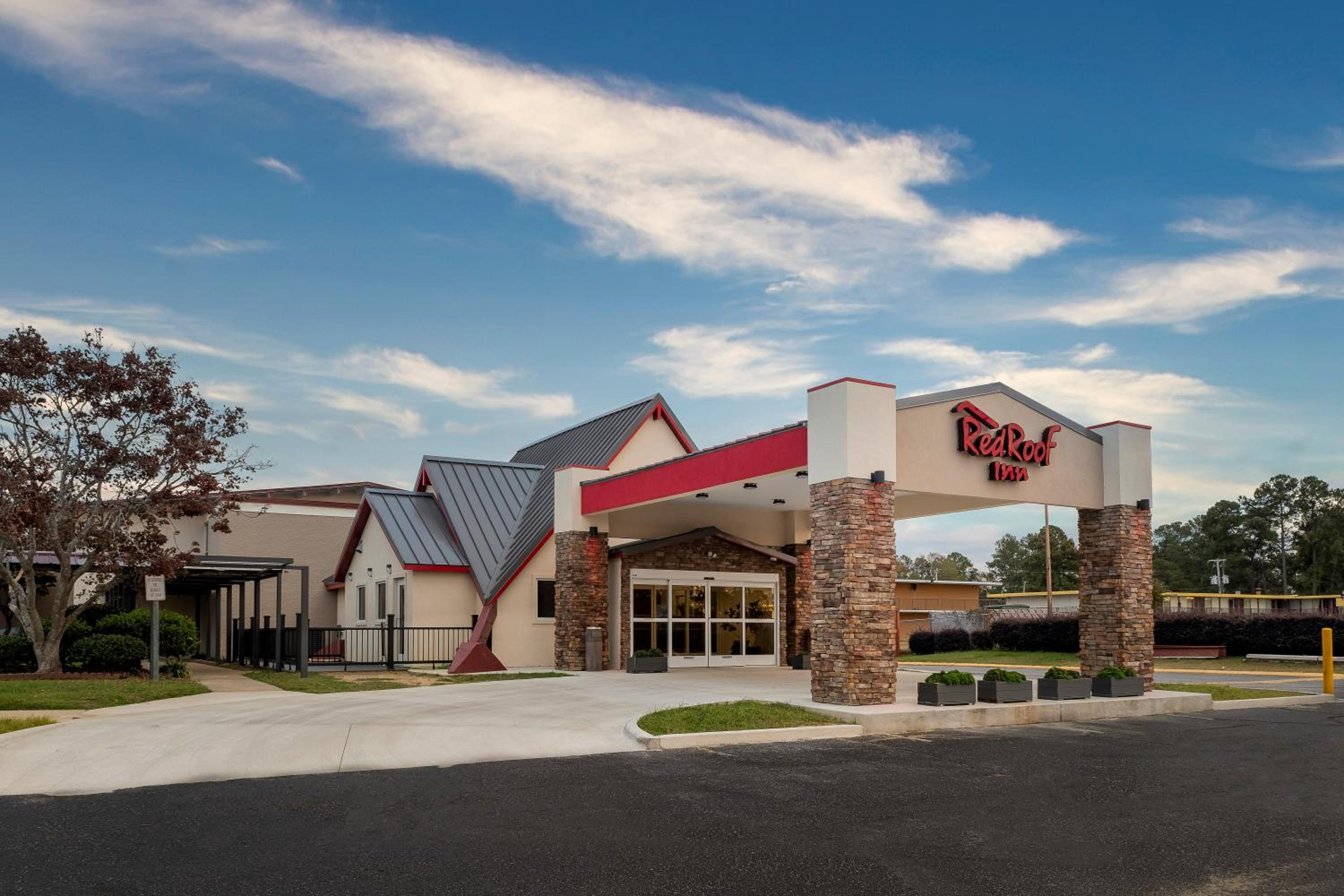 Lumberton Vacations - Red Roof Inn Lumberton - Property Image 1