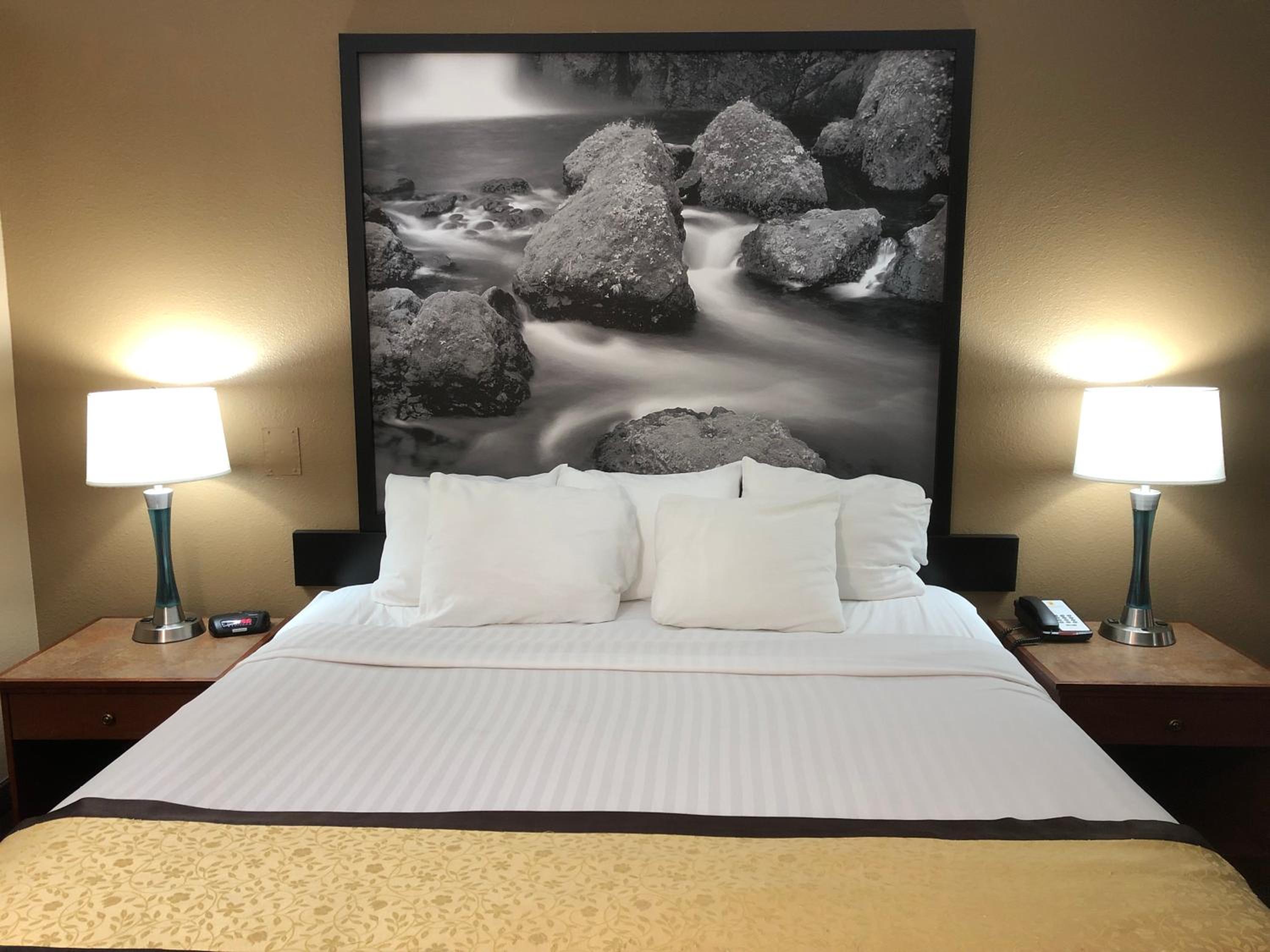 Baker City Vacations - Super 8 by Wyndham Baker City - Property Image 5