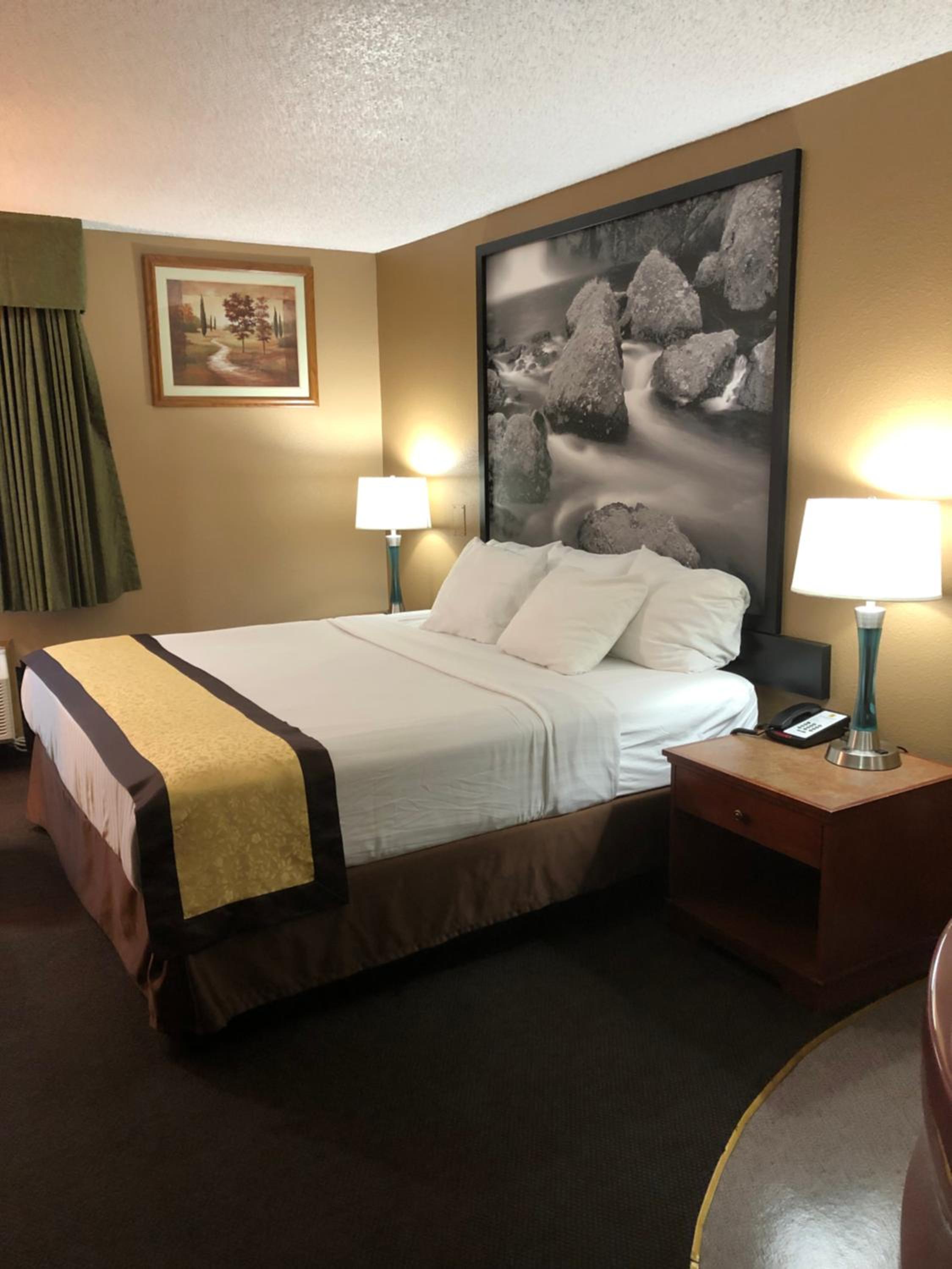 Baker City Vacations - Super 8 by Wyndham Baker City - Property Image 6