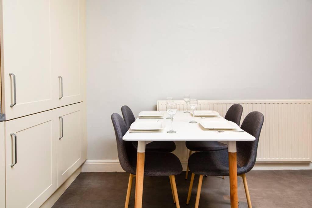 Clifton Spacious 3 Bed Apt & Parking - Simplycheckin view 2