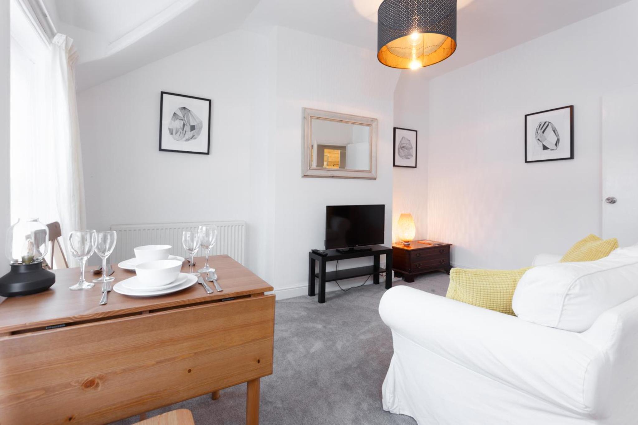 Charming, Well-Equipped Apt - 5 Minutes From Beach view 4