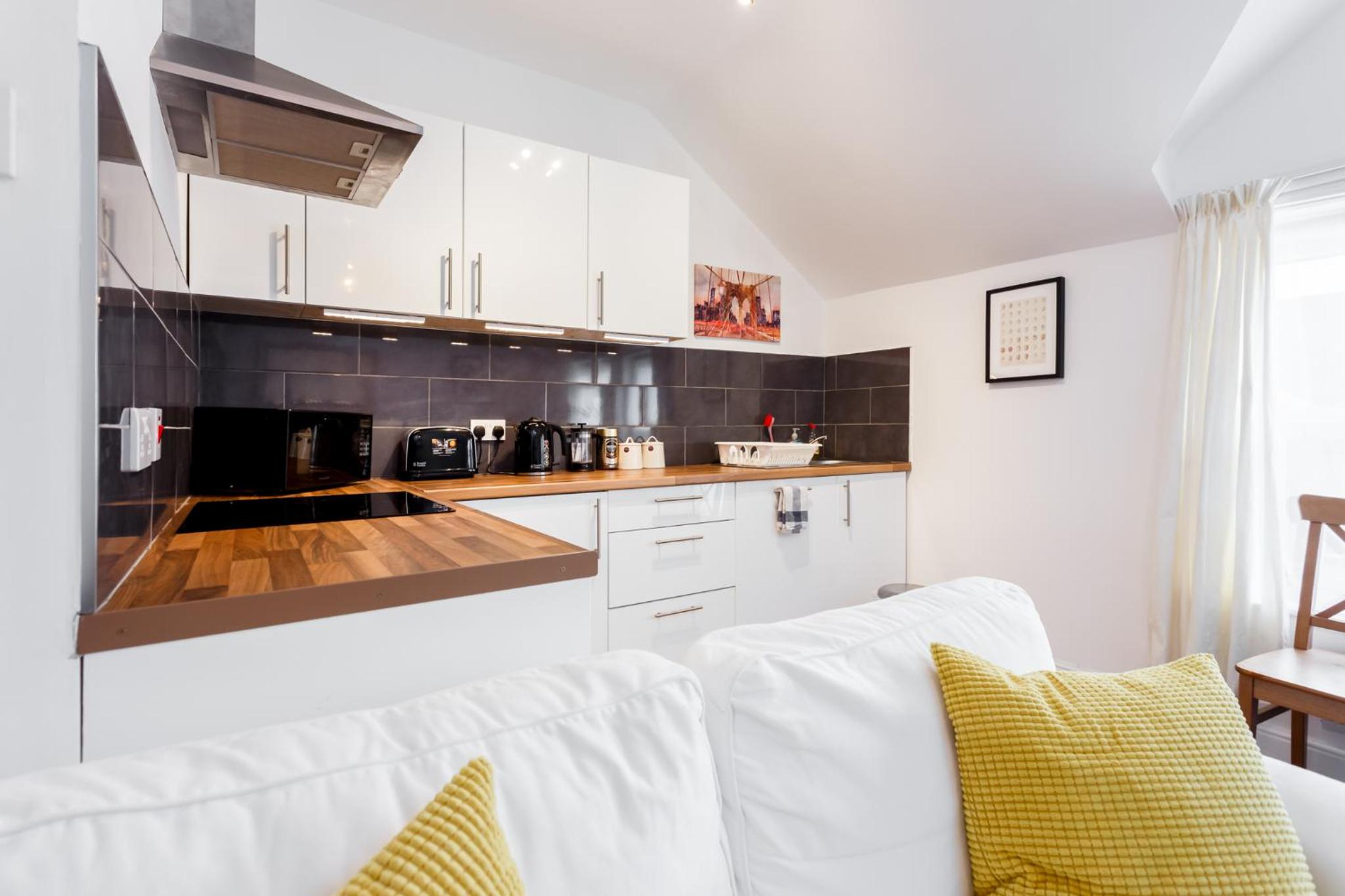 Charming, Well-Equipped Apt - 5 Minutes From Beach view 5